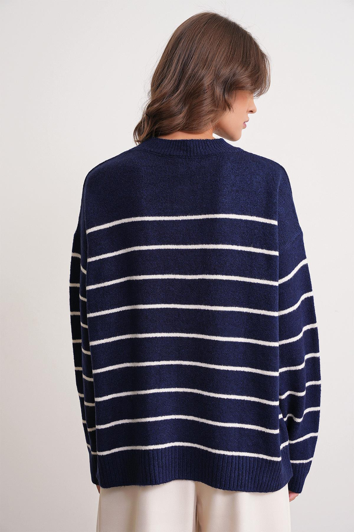 6944 Kadın Salaş Yumuşak Dokulu Çizgili Triko Kazak Lacivert