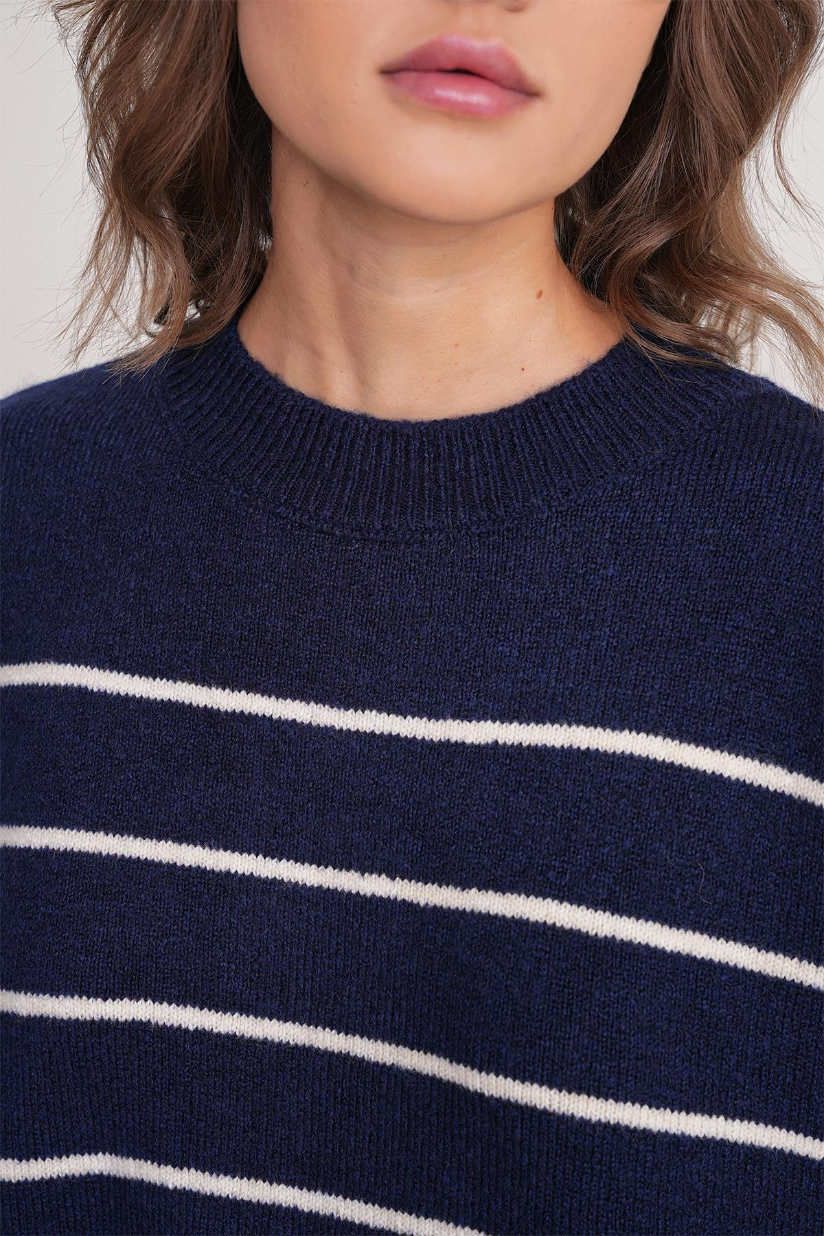 6944 Kadın Salaş Yumuşak Dokulu Çizgili Triko Kazak Lacivert