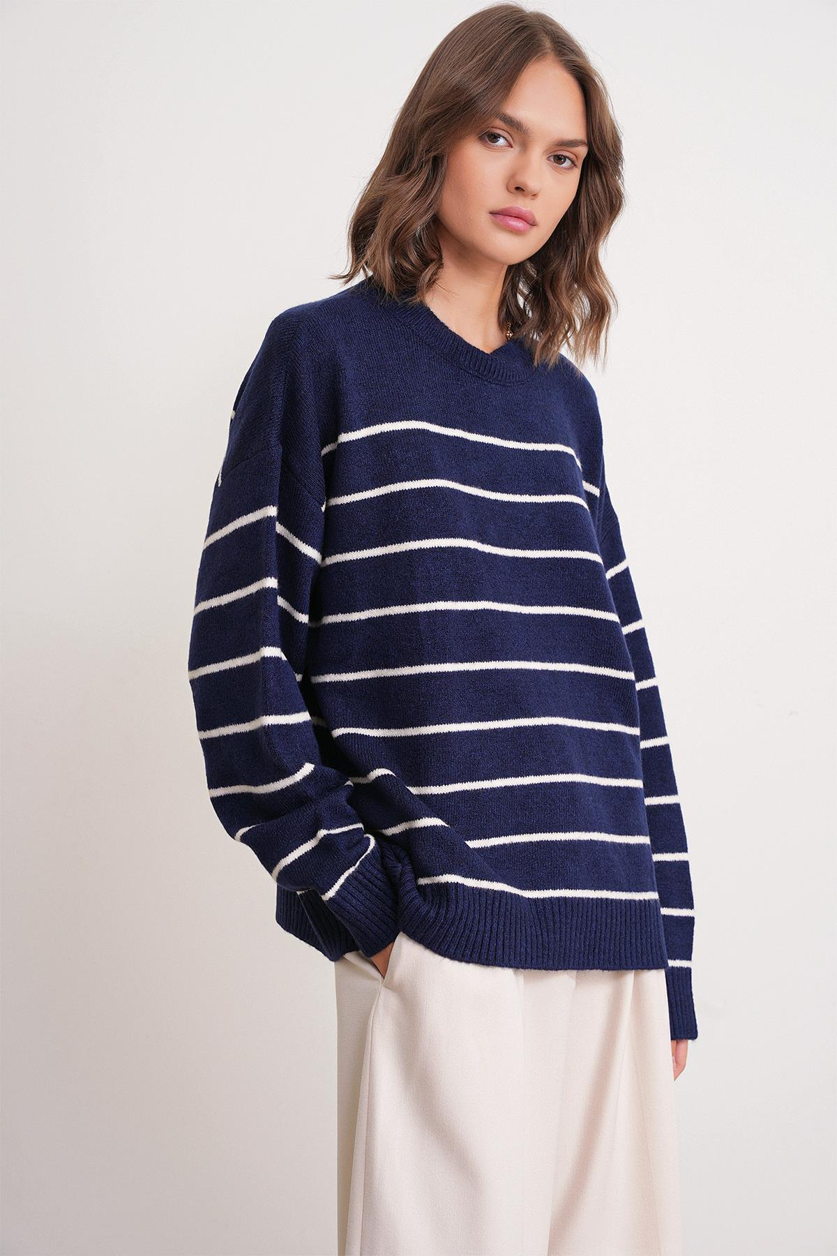 6944 Kadın Salaş Yumuşak Dokulu Çizgili Triko Kazak Lacivert