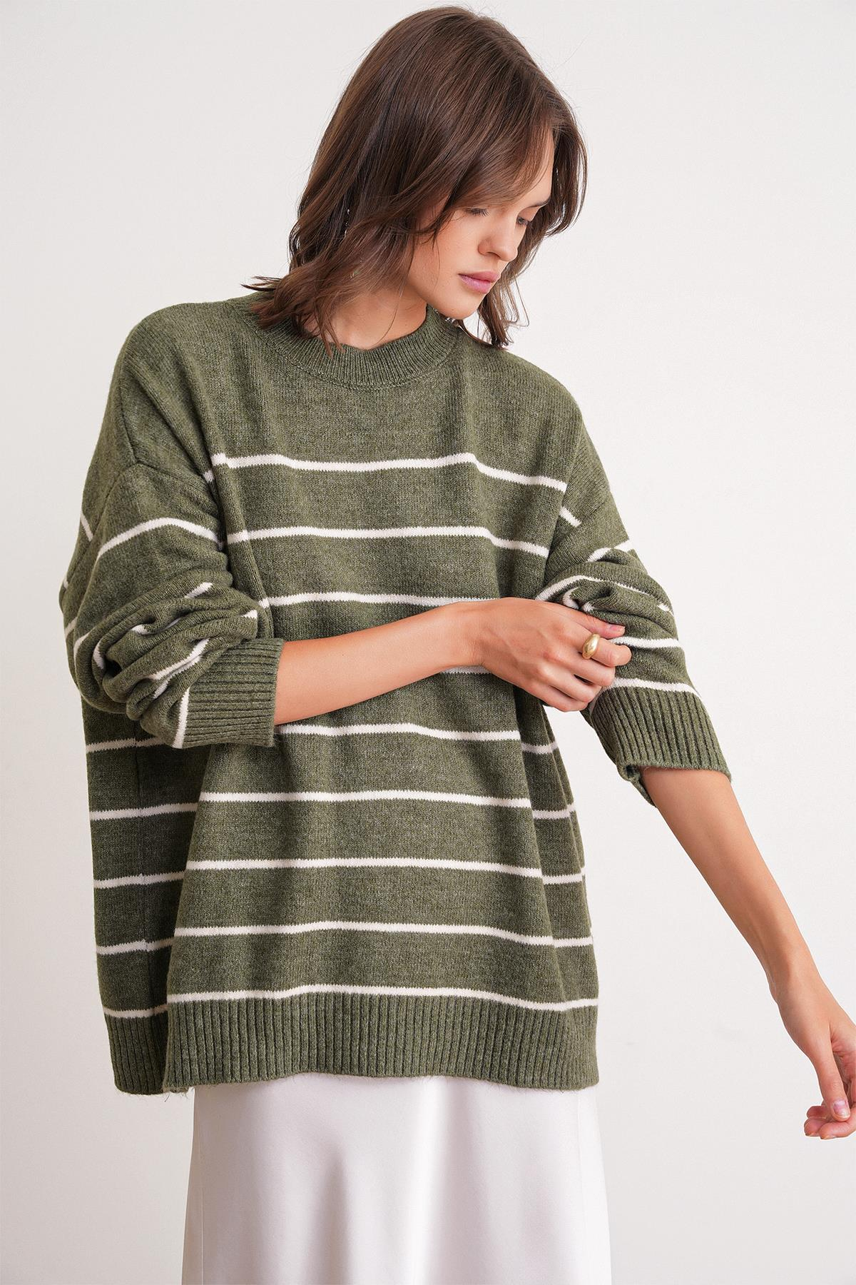 6944 Kadın Salaş Yumuşak Dokulu Çizgili Triko Kazak Haki