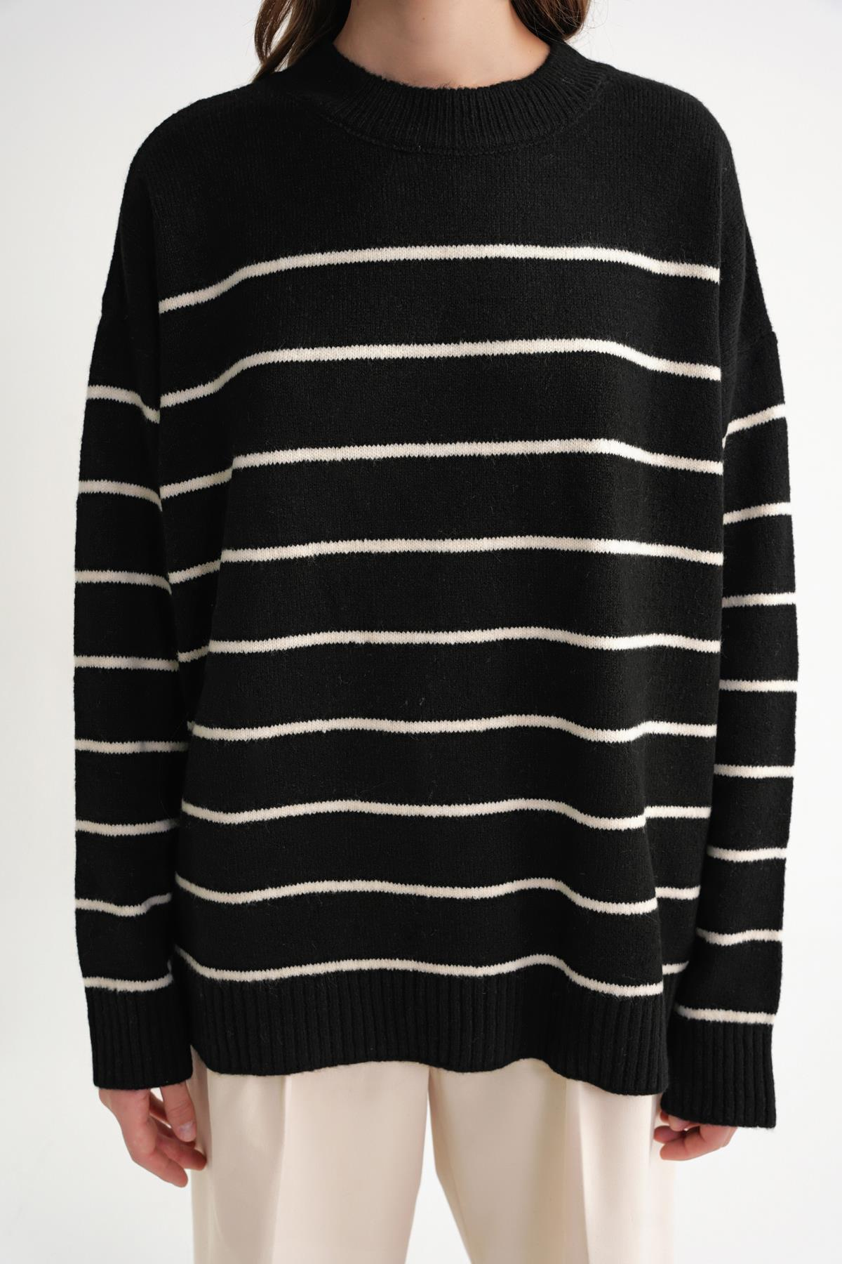 6944 Kadın Salaş Yumuşak Dokulu Çizgili Triko Kazak Siyah