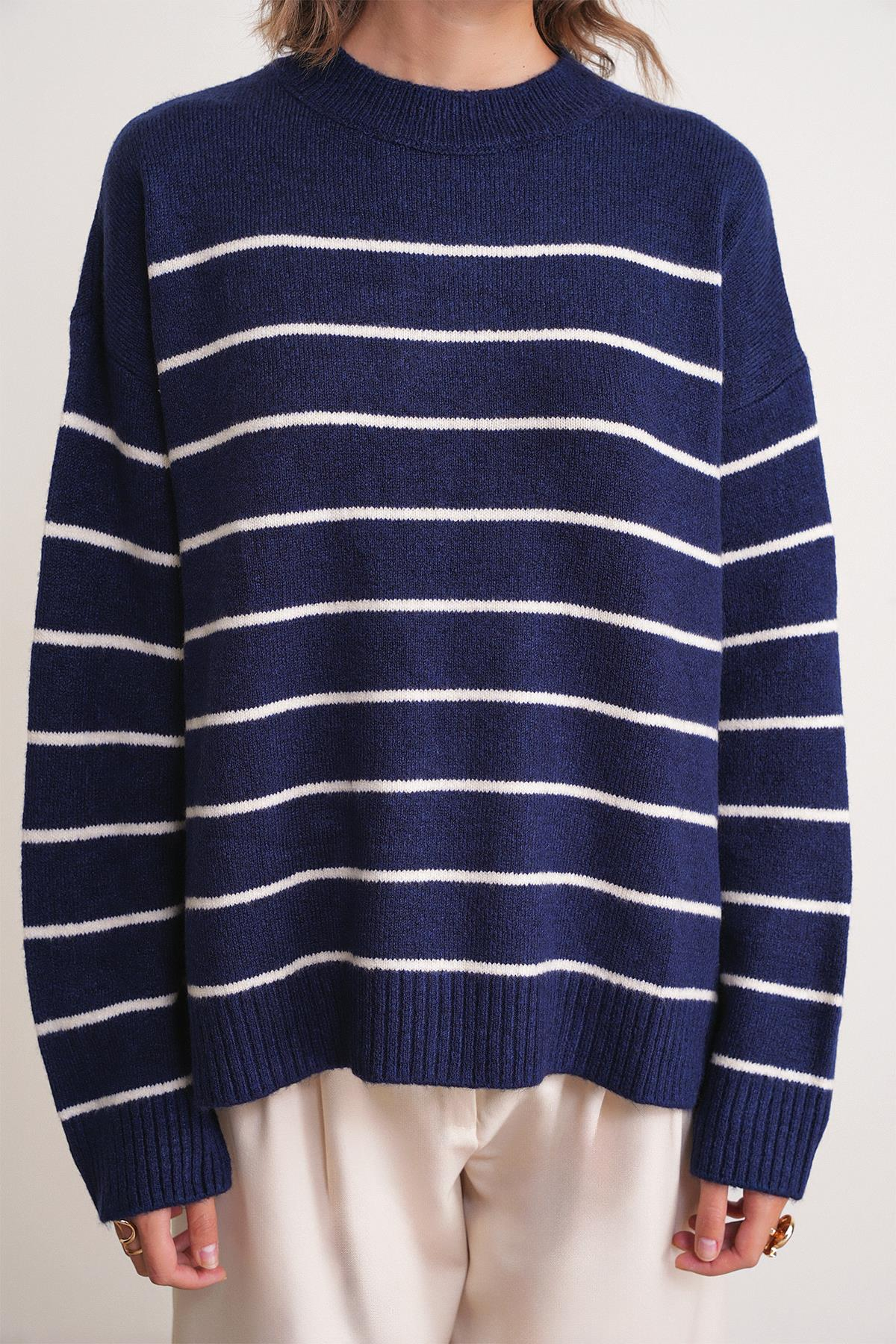 6944 Kadın Salaş Yumuşak Dokulu Çizgili Triko Kazak Lacivert