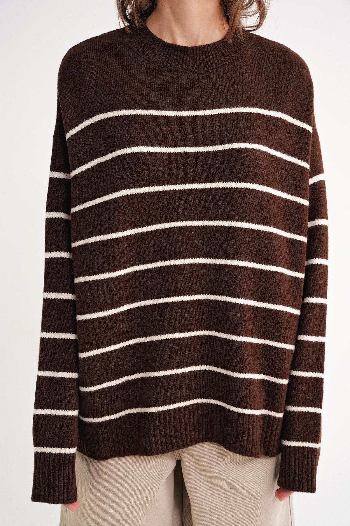 6944 Kadın Salaş Yumuşak Dokulu Çizgili Triko Kazak Kahve