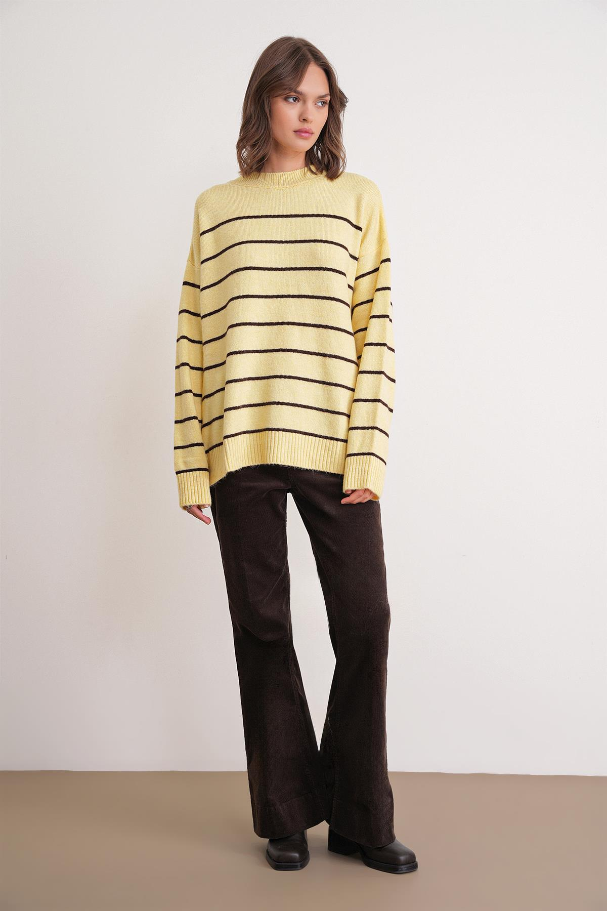 6944 Kadın Salaş Yumuşak Dokulu Çizgili Triko Kazak Sarı