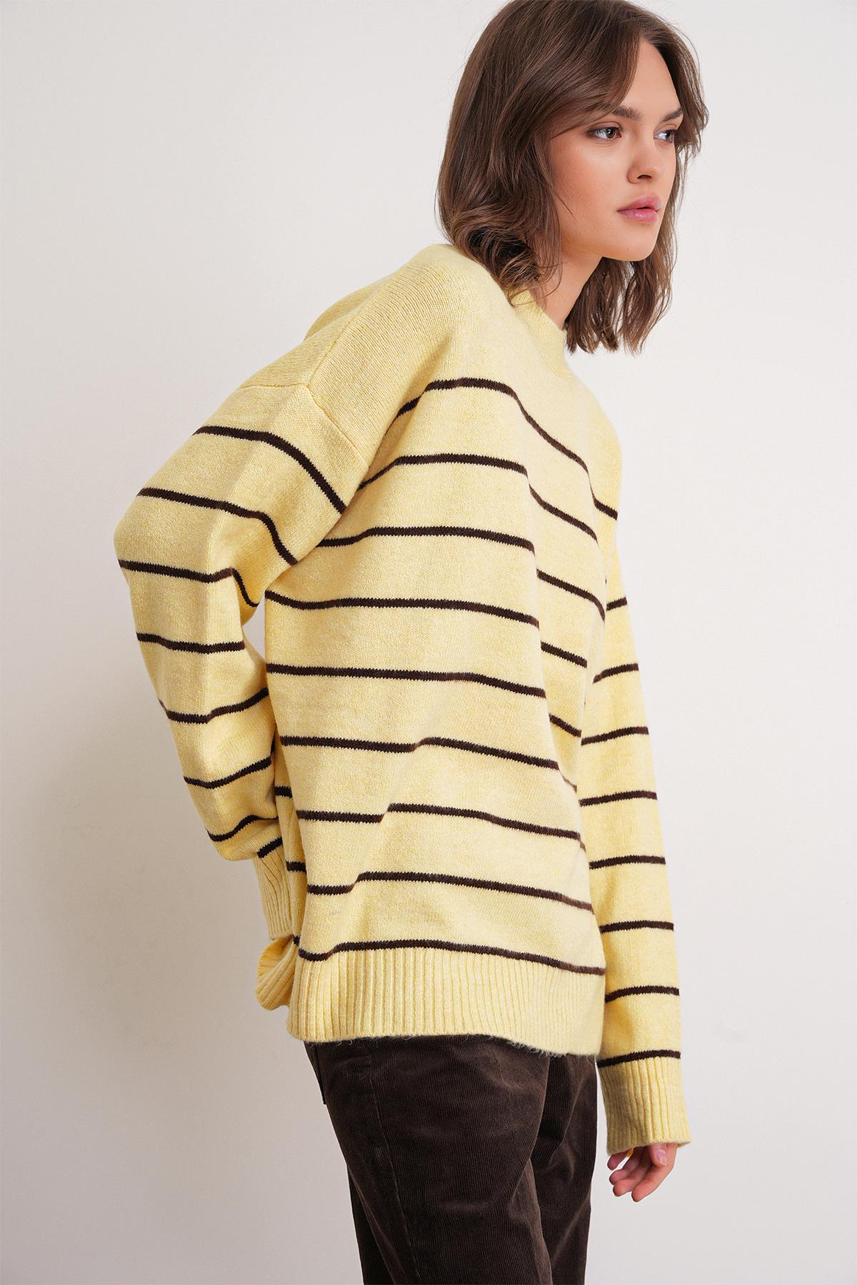 6944 Kadın Salaş Yumuşak Dokulu Çizgili Triko Kazak Sarı