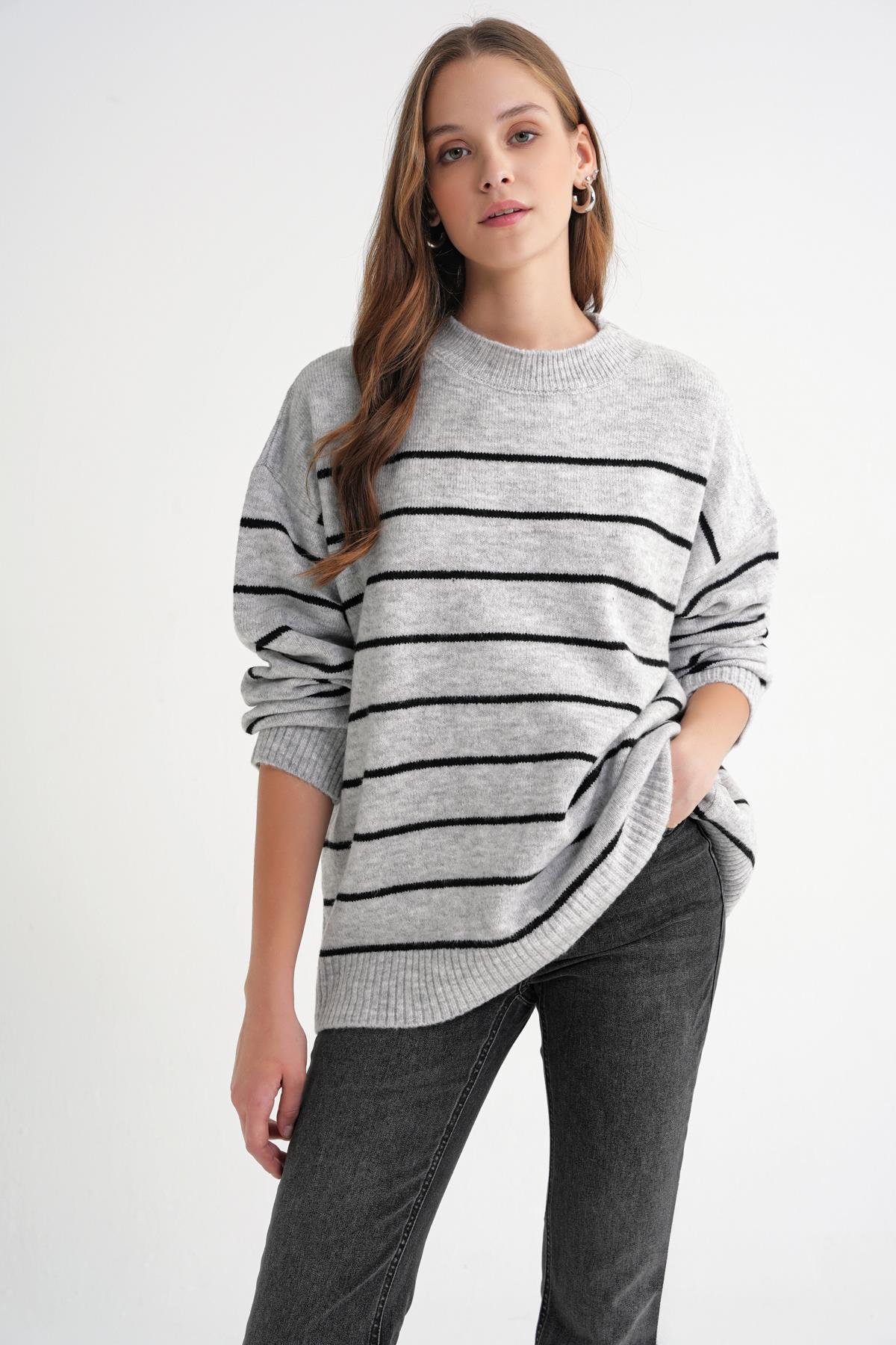 6944 Kadın Salaş Yumuşak Dokulu Çizgili Triko Kazak Gri