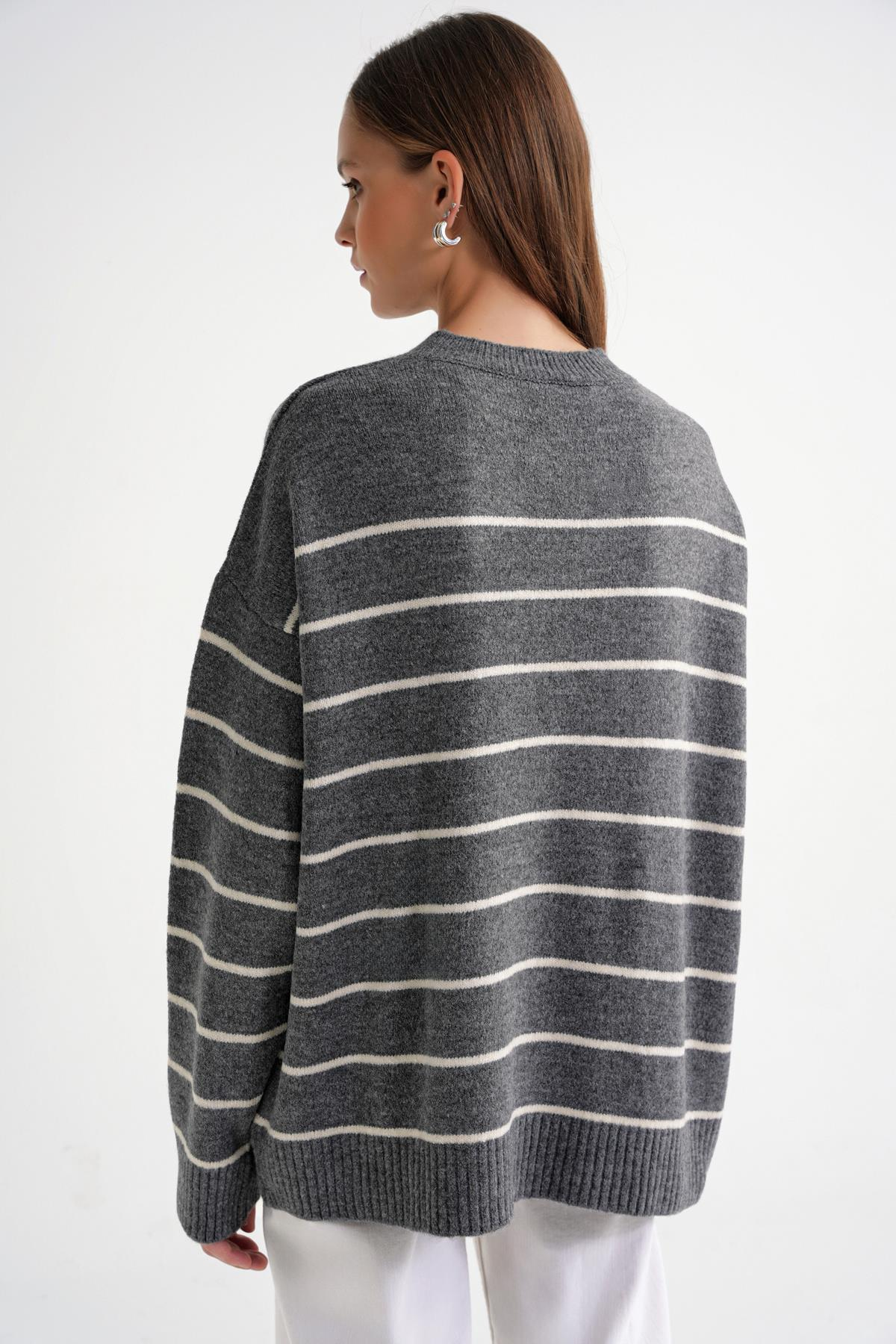 6944 Kadın Salaş Yumuşak Dokulu Çizgili Triko Kazak Antrasit