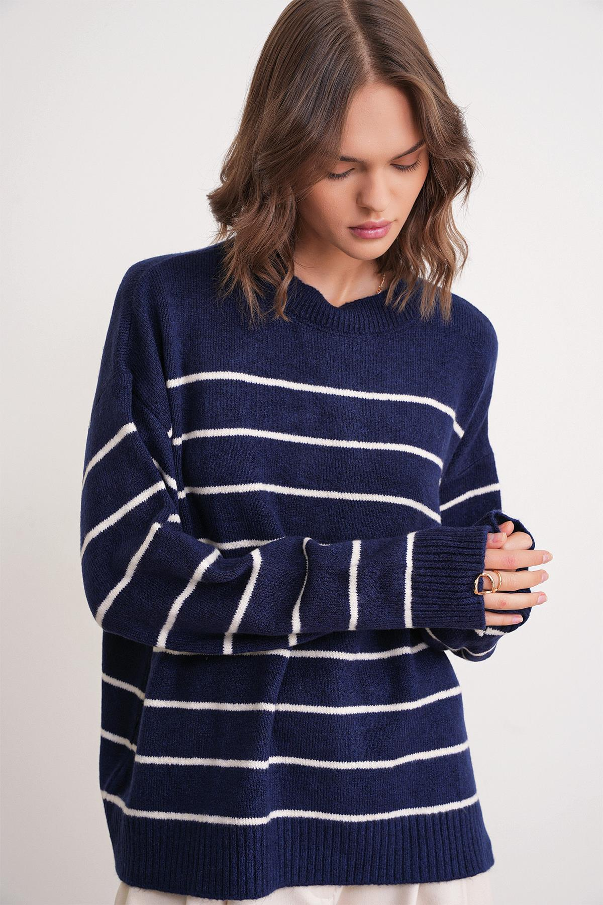 6944 Kadın Salaş Yumuşak Dokulu Çizgili Triko Kazak Lacivert