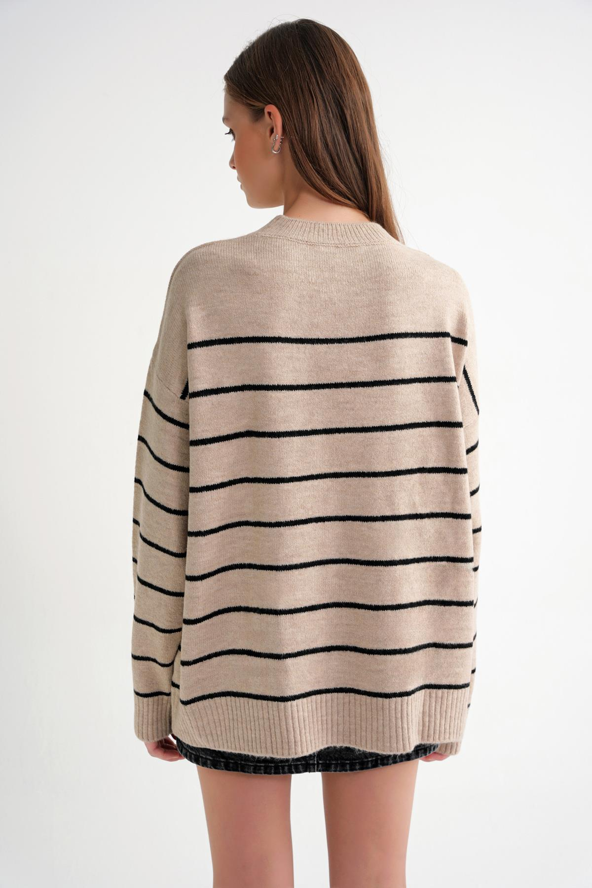 6944 Kadın Salaş Yumuşak Dokulu Çizgili Triko Kazak Bej