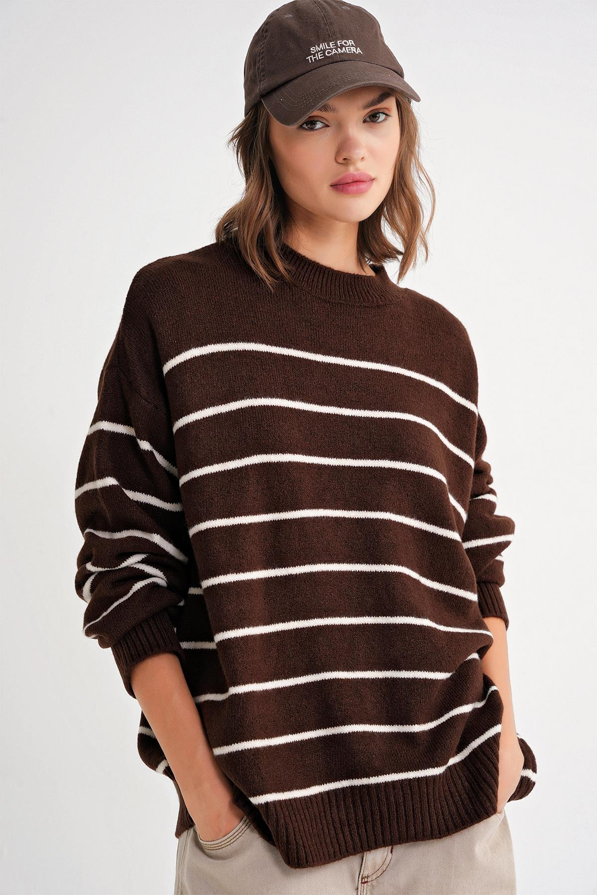 6944 Kadın Salaş Yumuşak Dokulu Çizgili Triko Kazak Kahve