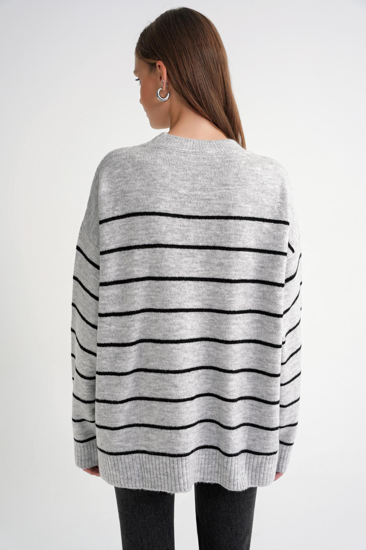 6944 Kadın Salaş Yumuşak Dokulu Çizgili Triko Kazak Gri