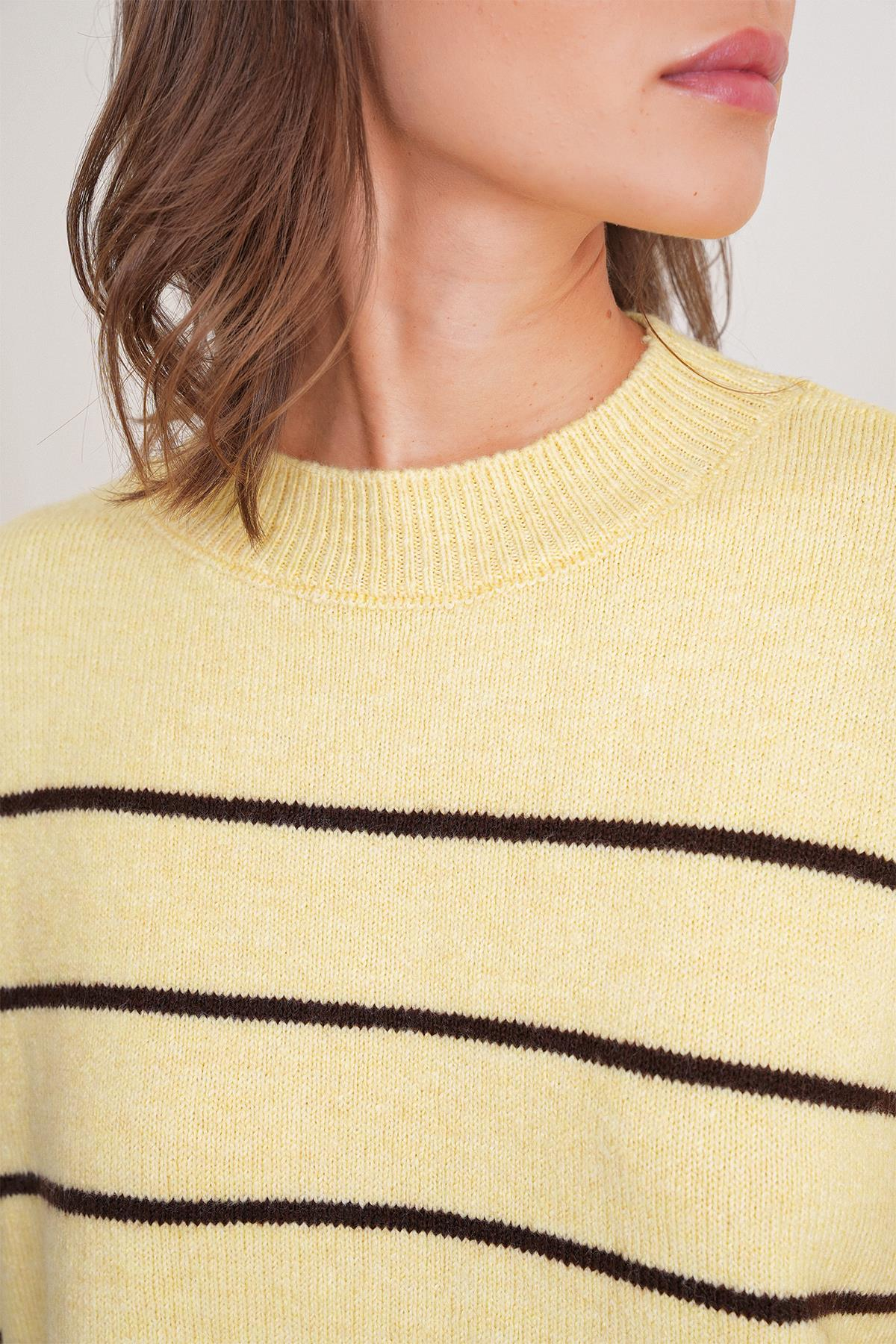 6944 Kadın Salaş Yumuşak Dokulu Çizgili Triko Kazak Sarı