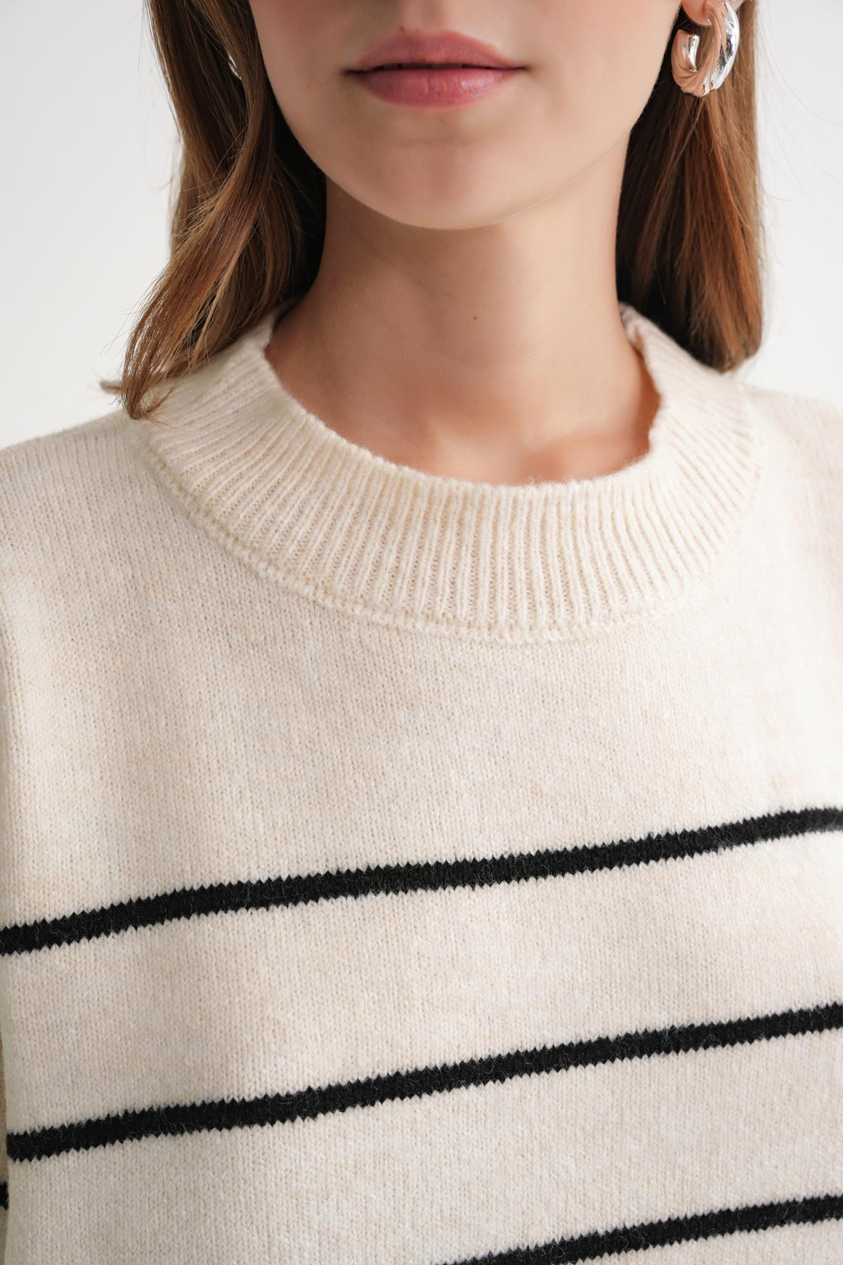 6944 Kadın Salaş Yumuşak Dokulu Çizgili Triko Kazak Naturel