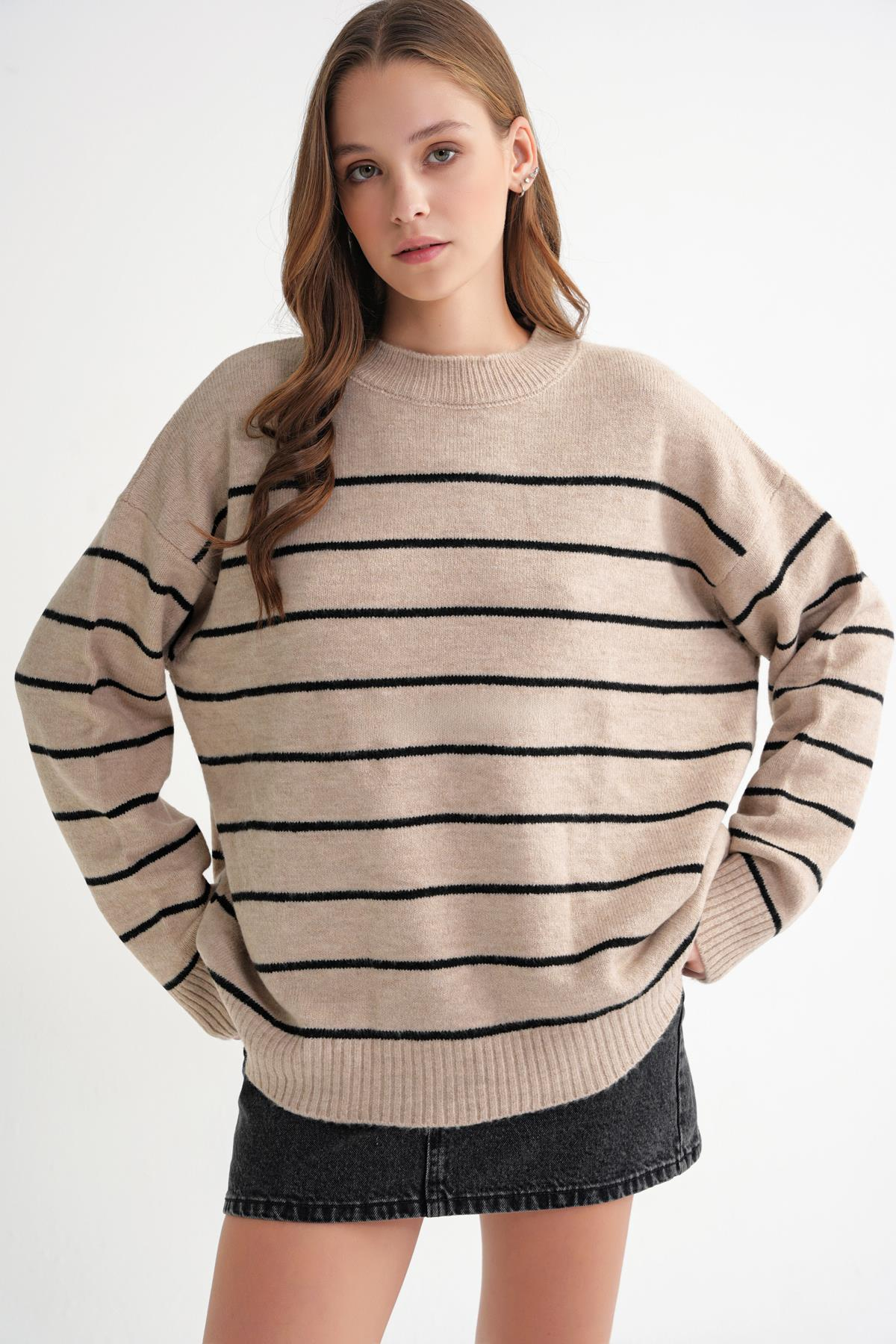 6944 Kadın Salaş Yumuşak Dokulu Çizgili Triko Kazak Bej