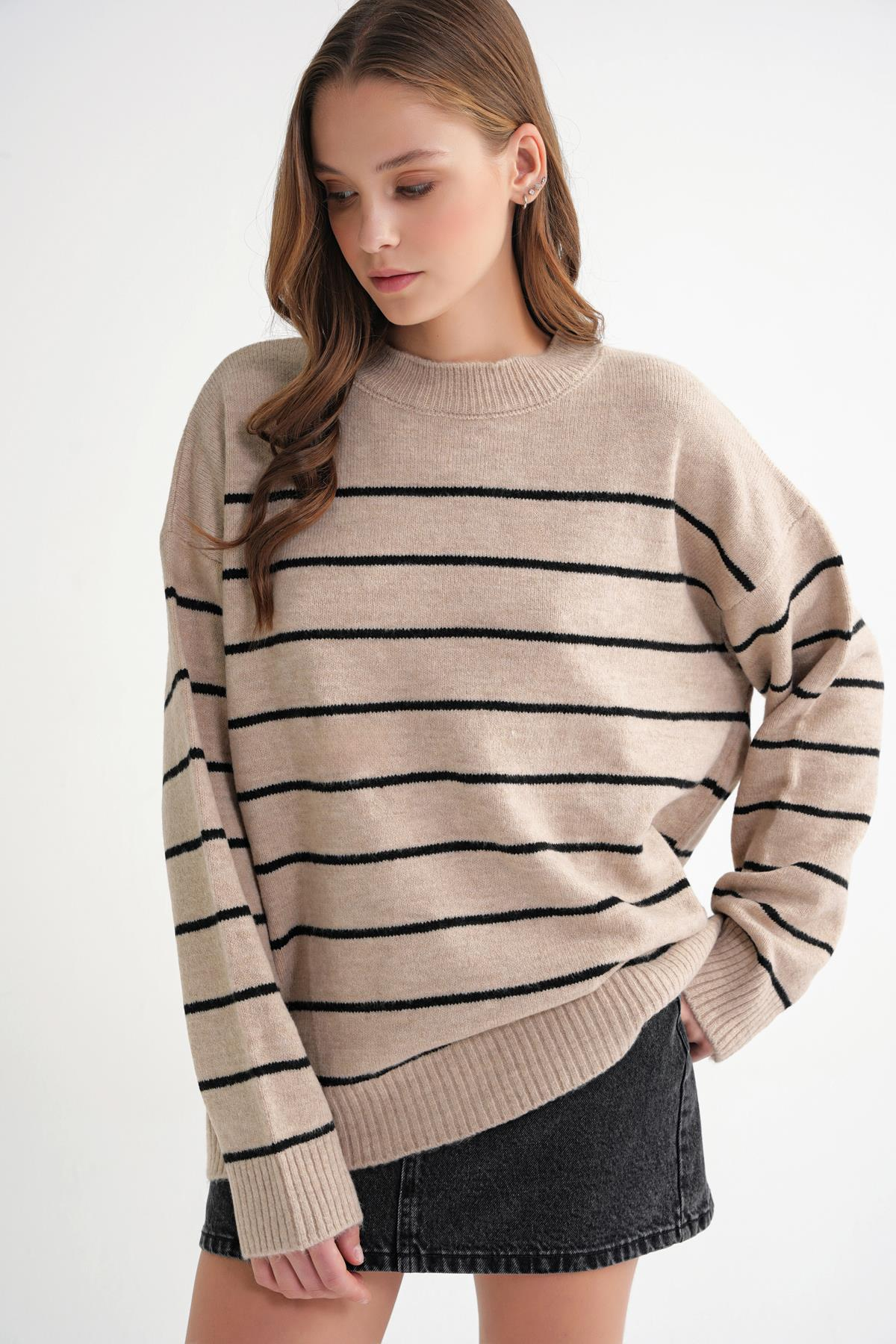 6944 Kadın Salaş Yumuşak Dokulu Çizgili Triko Kazak Bej