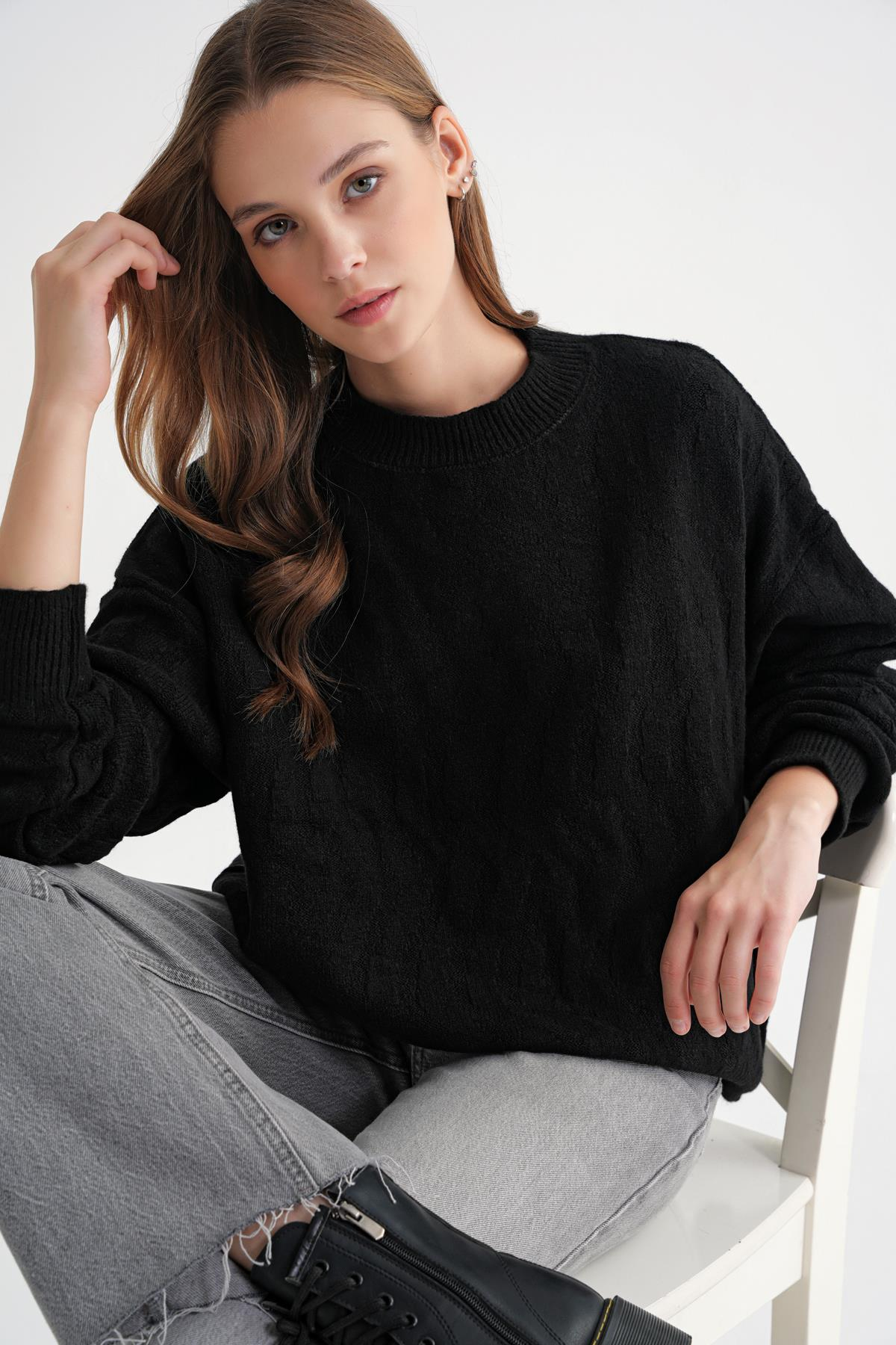 6947 Kadın Kendinden Desenli Oversize Triko Kazak Siyah