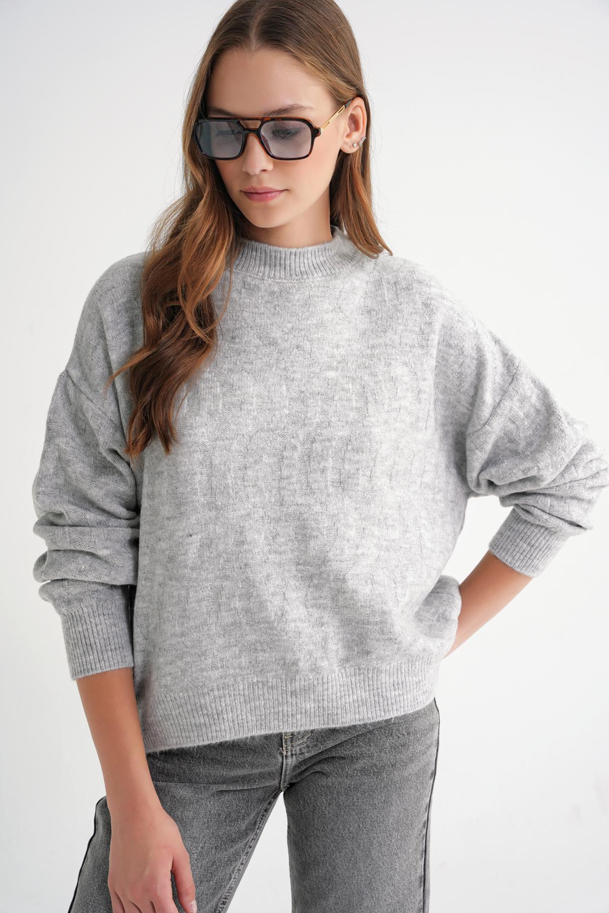 6947 Kadın Kendinden Desenli Oversize Triko Kazak Gri