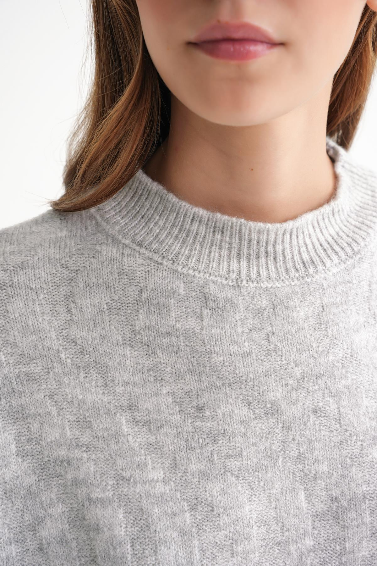 6947 Kadın Kendinden Desenli Oversize Triko Kazak Gri