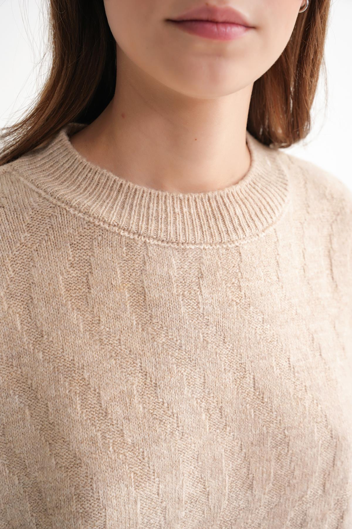 6947 Kadın Kendinden Desenli Oversize Triko Kazak Bej