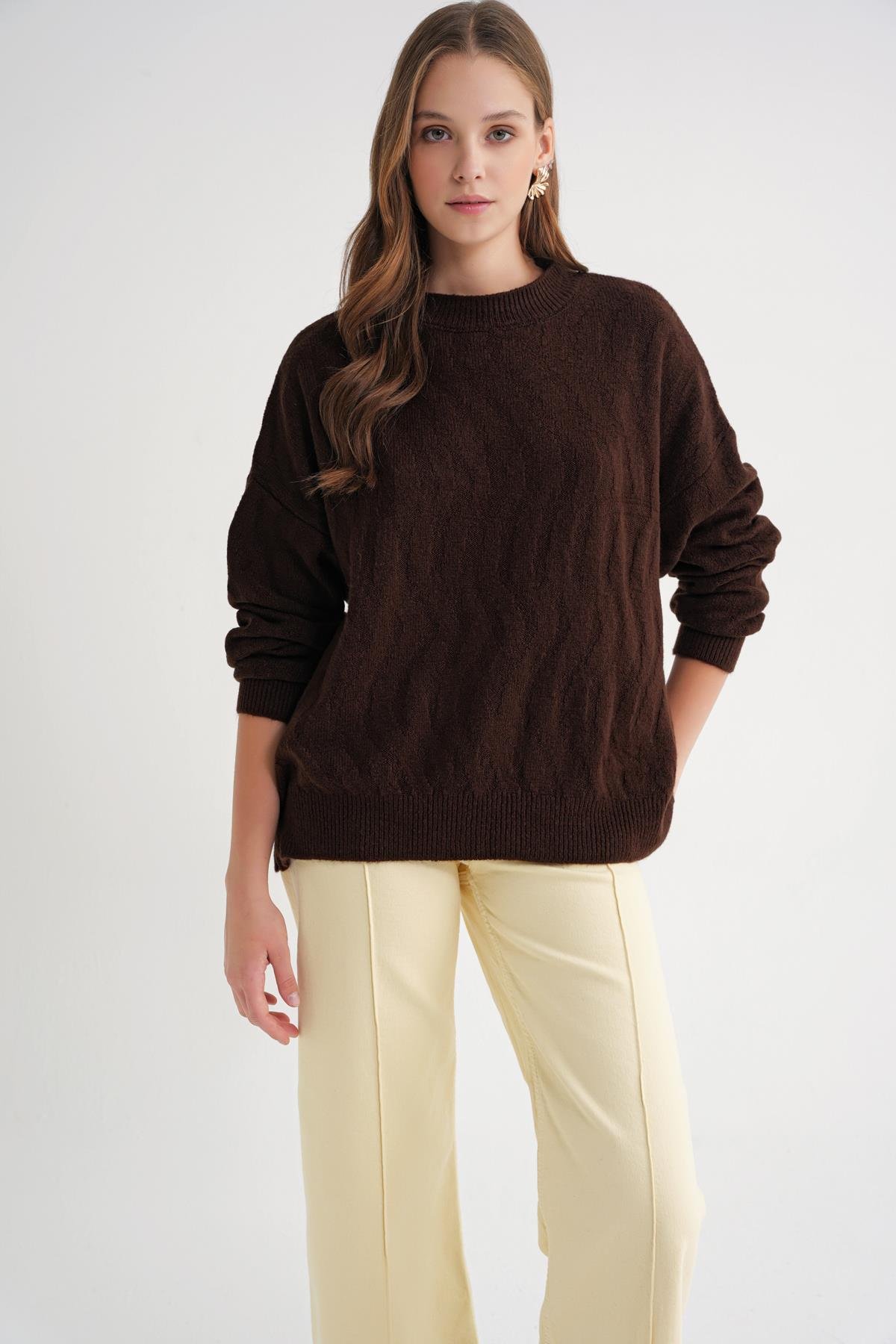 6947 Kadın Kendinden Desenli Oversize Triko Kazak Kahve