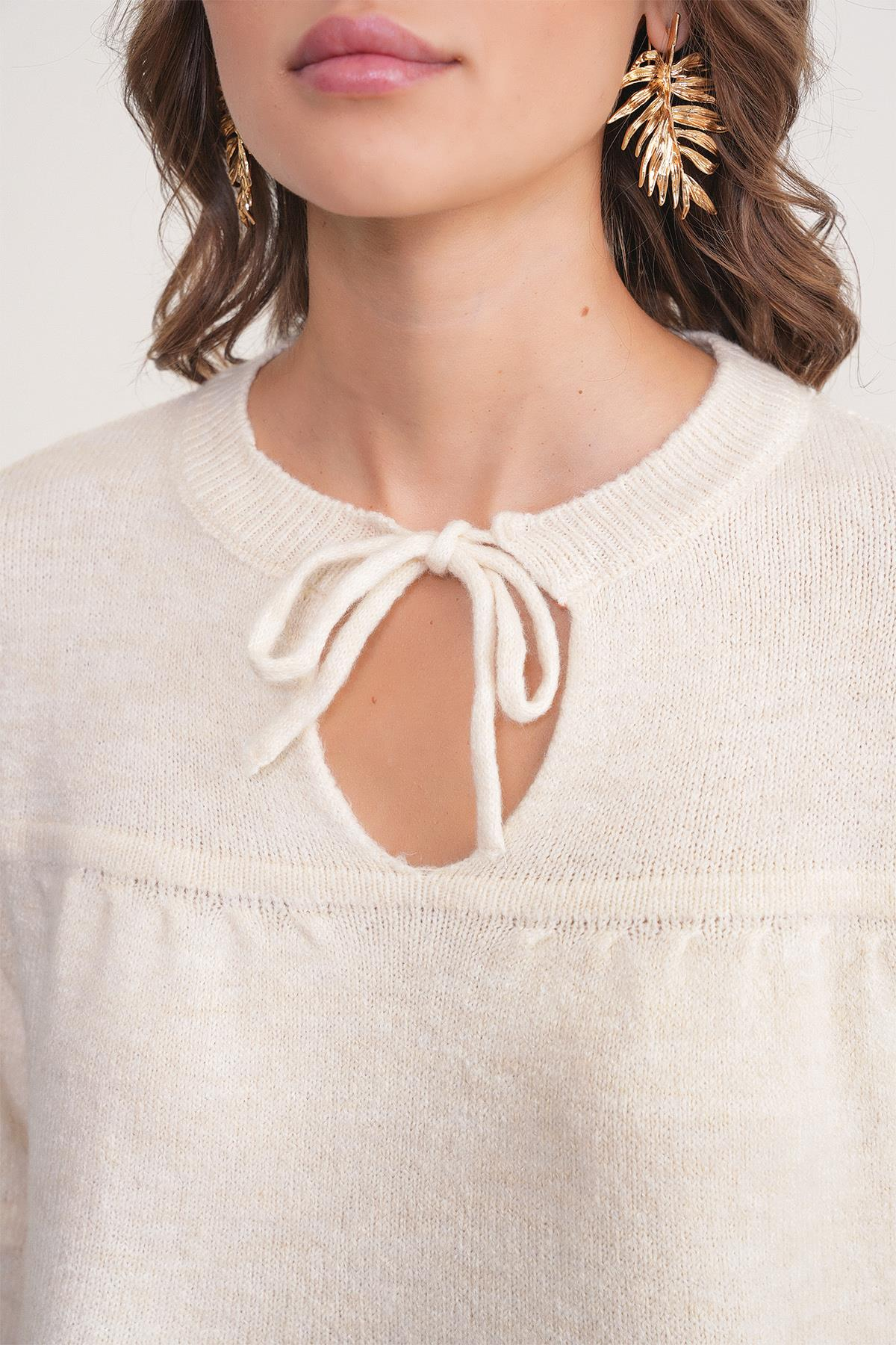 6950 Kadın Yakası Bağcıklı Pileli Triko Kazak Naturel