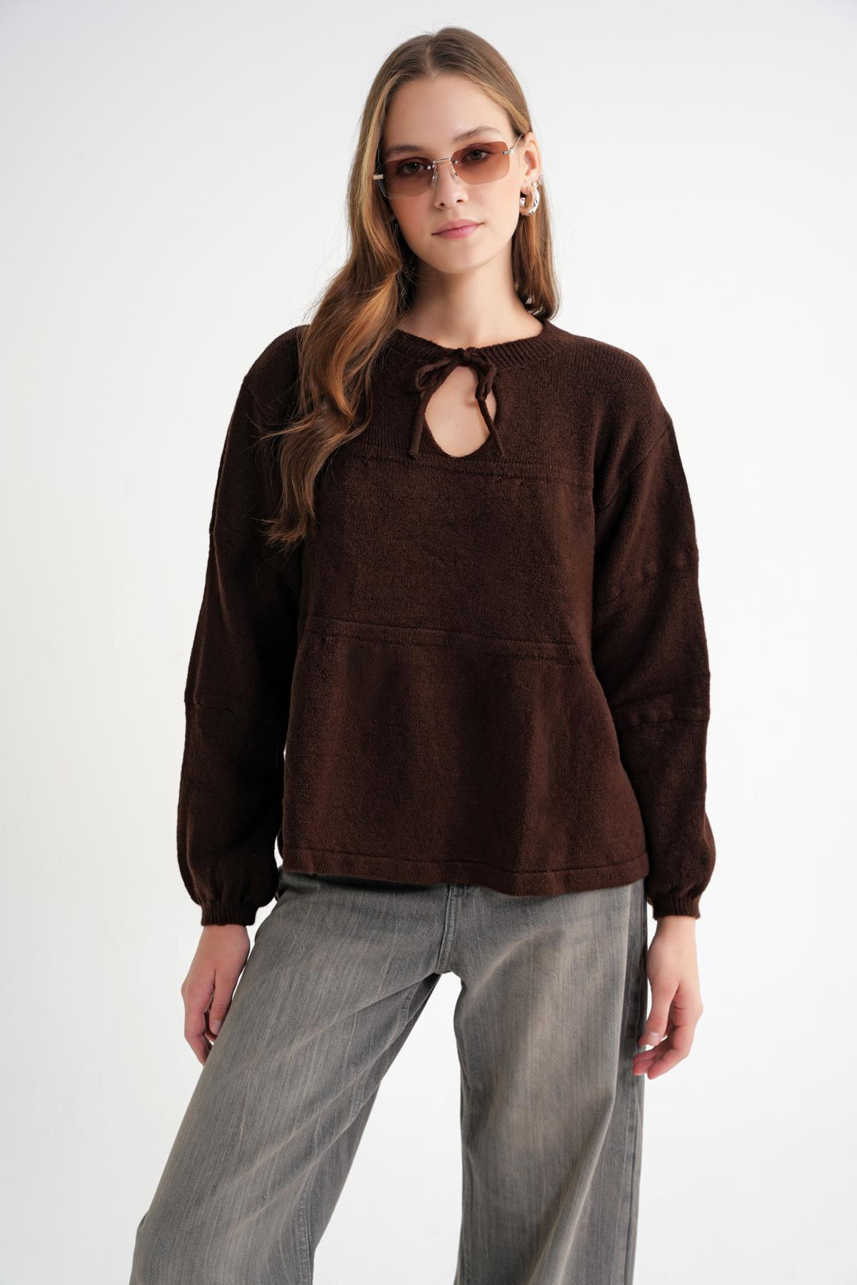 6950 Kadın Yakası Bağcıklı Pileli Triko Kazak Kahve