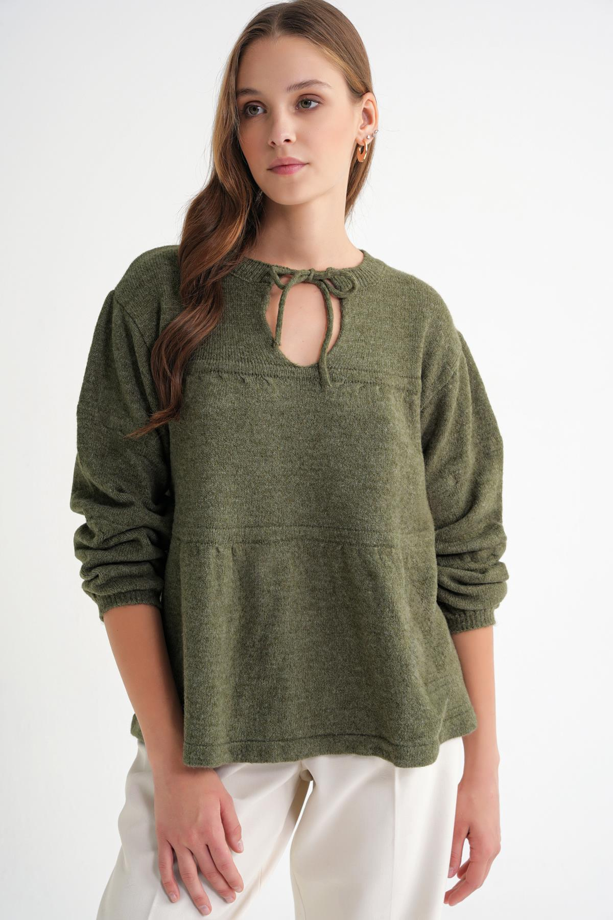 6950 Kadın Yakası Bağcıklı Pileli Triko Kazak Haki