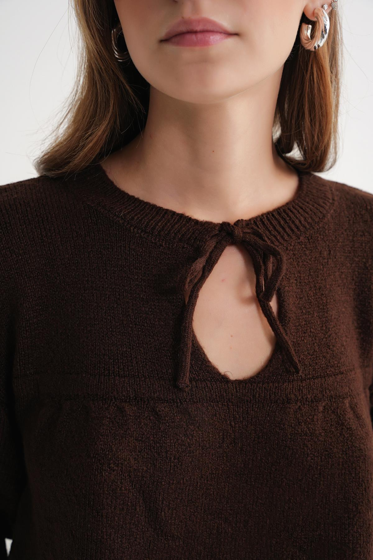 6950 Kadın Yakası Bağcıklı Pileli Triko Kazak Kahve