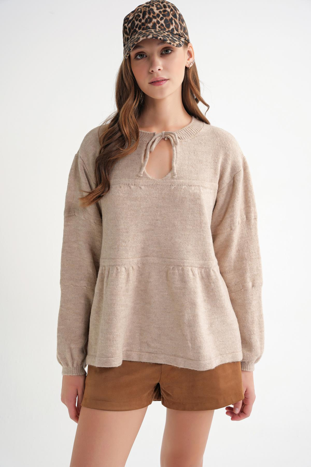 6950 Kadın Yakası Bağcıklı Pileli Triko Kazak Bej