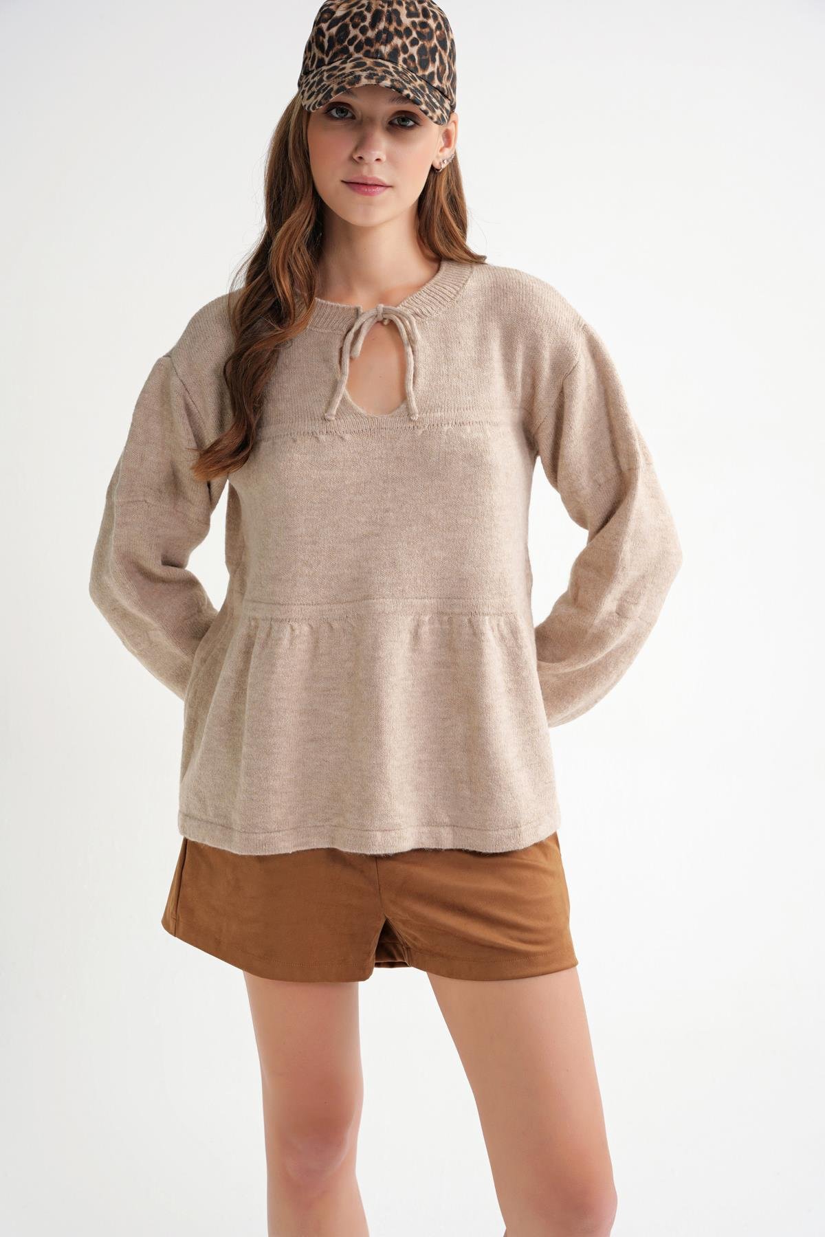 6950 Kadın Yakası Bağcıklı Pileli Triko Kazak Bej