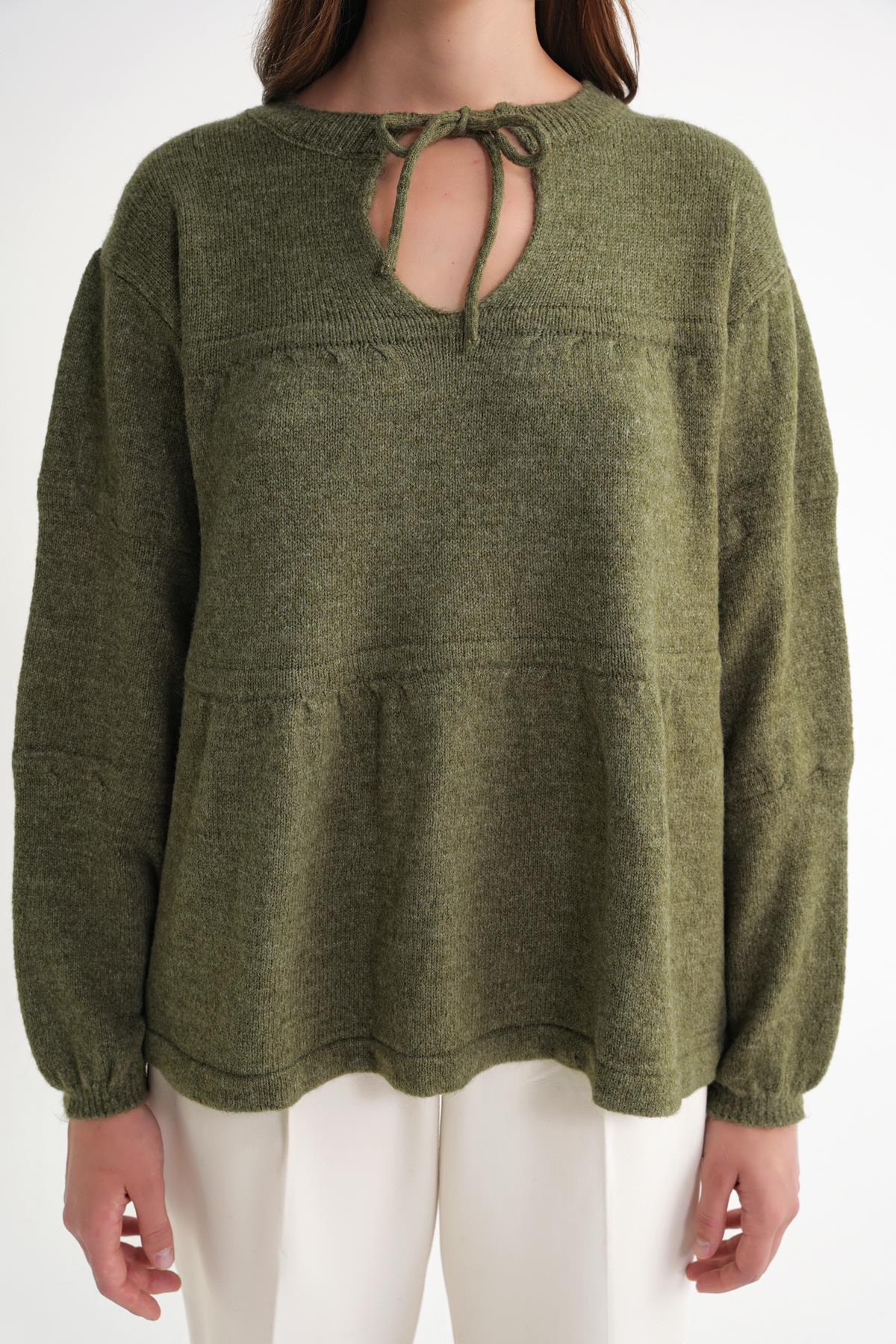 6950 Kadın Yakası Bağcıklı Pileli Triko Kazak Haki