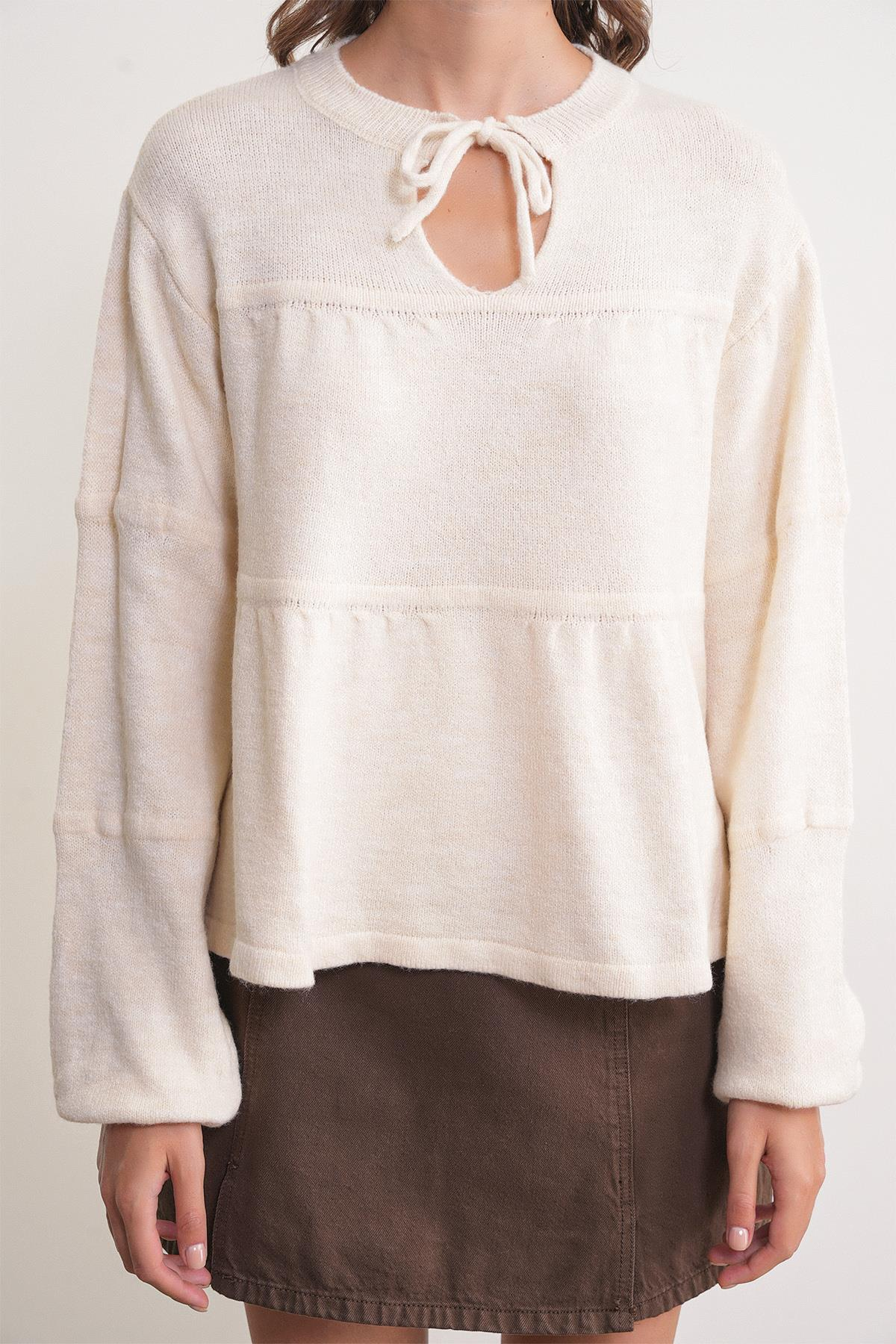 6950 Kadın Yakası Bağcıklı Pileli Triko Kazak Naturel