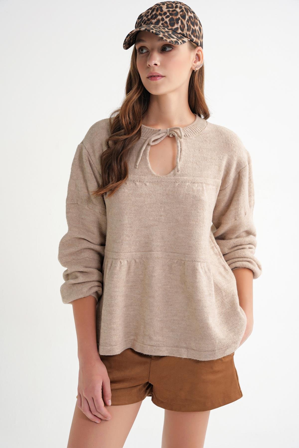 6950 Kadın Yakası Bağcıklı Pileli Triko Kazak Bej