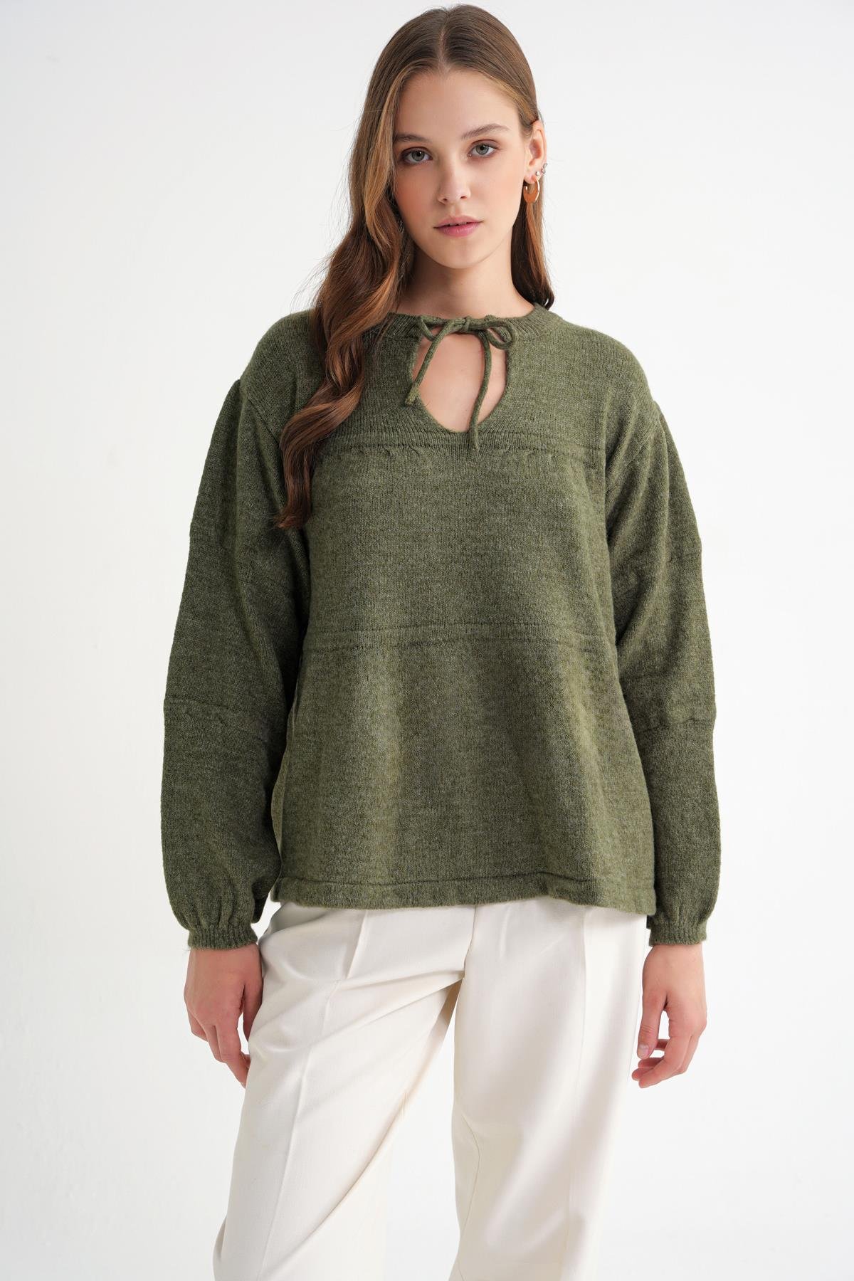 6950 Kadın Yakası Bağcıklı Pileli Triko Kazak Haki