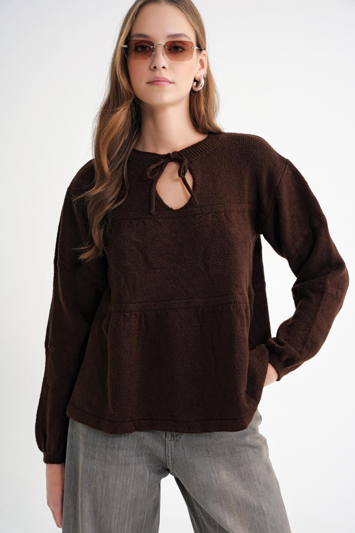 6950 Kadın Yakası Bağcıklı Pileli Triko Kazak Kahve