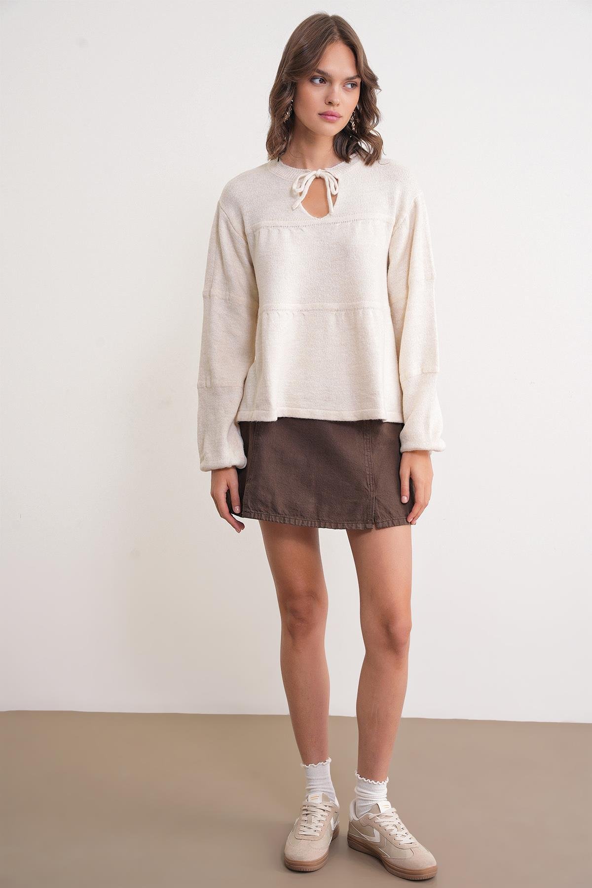 6950 Kadın Yakası Bağcıklı Pileli Triko Kazak Naturel