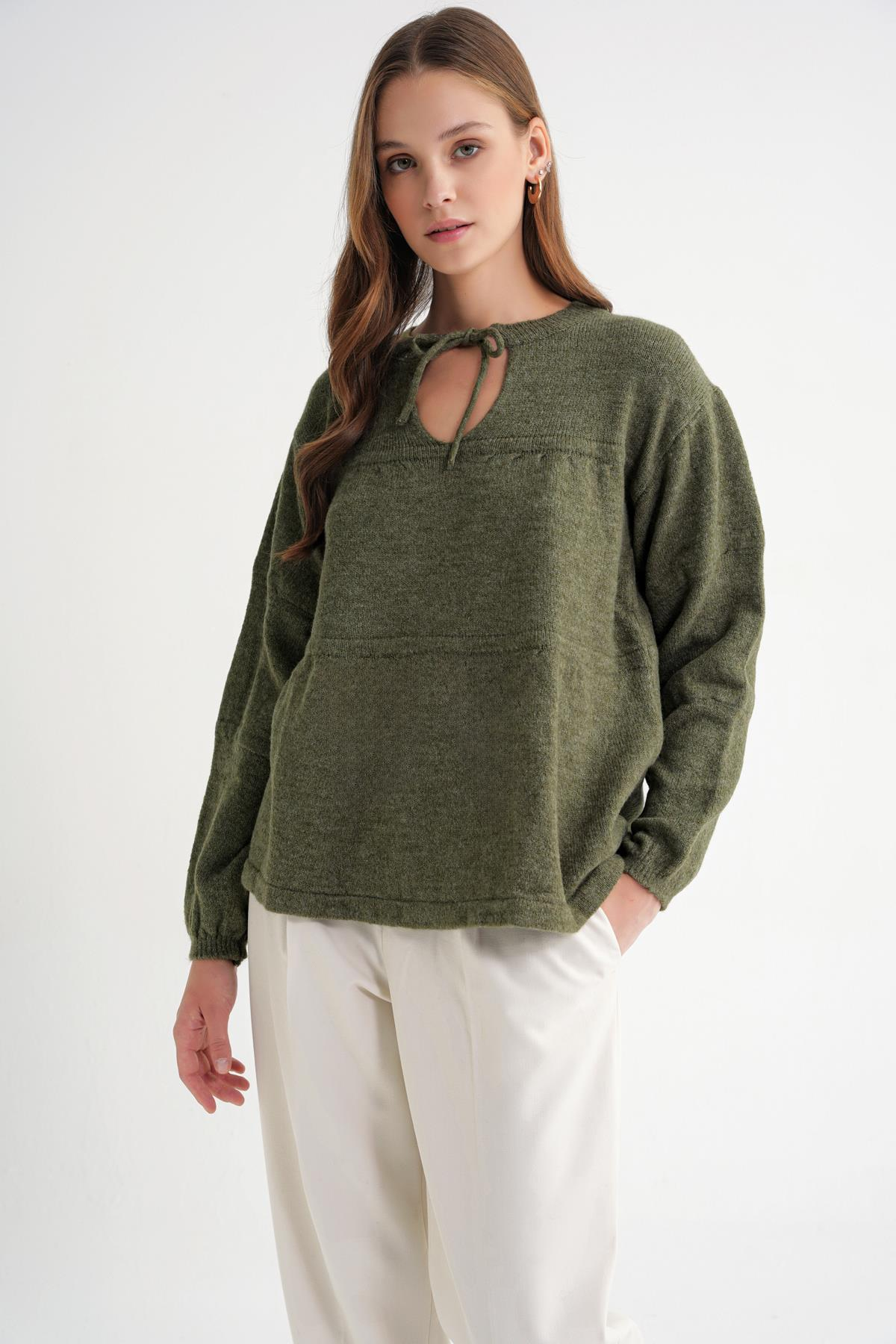 6950 Kadın Yakası Bağcıklı Pileli Triko Kazak Haki