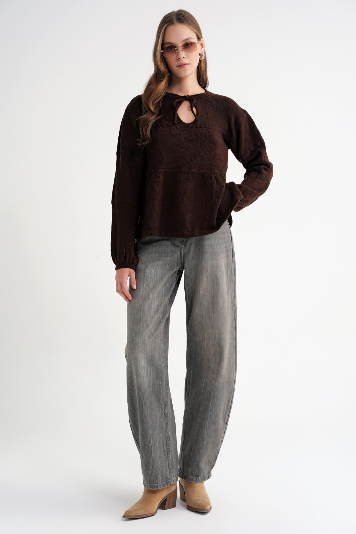 6950 Kadın Yakası Bağcıklı Pileli Triko Kazak Kahve