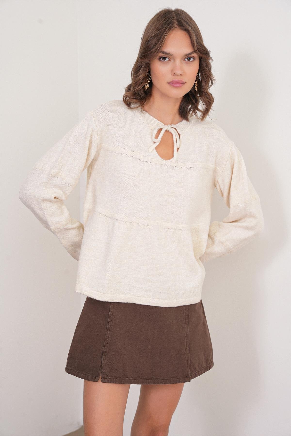 6950 Kadın Yakası Bağcıklı Pileli Triko Kazak Naturel