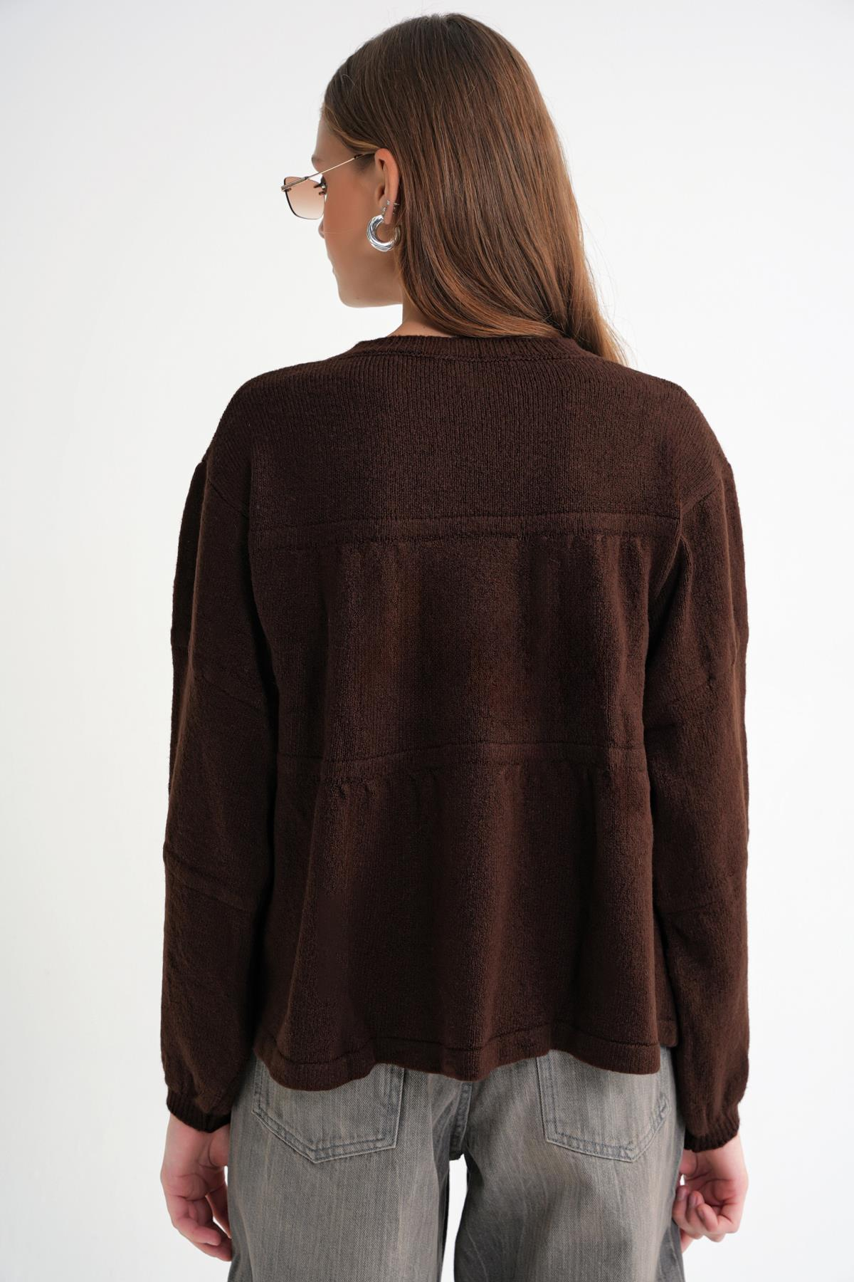 6950 Kadın Yakası Bağcıklı Pileli Triko Kazak Kahve