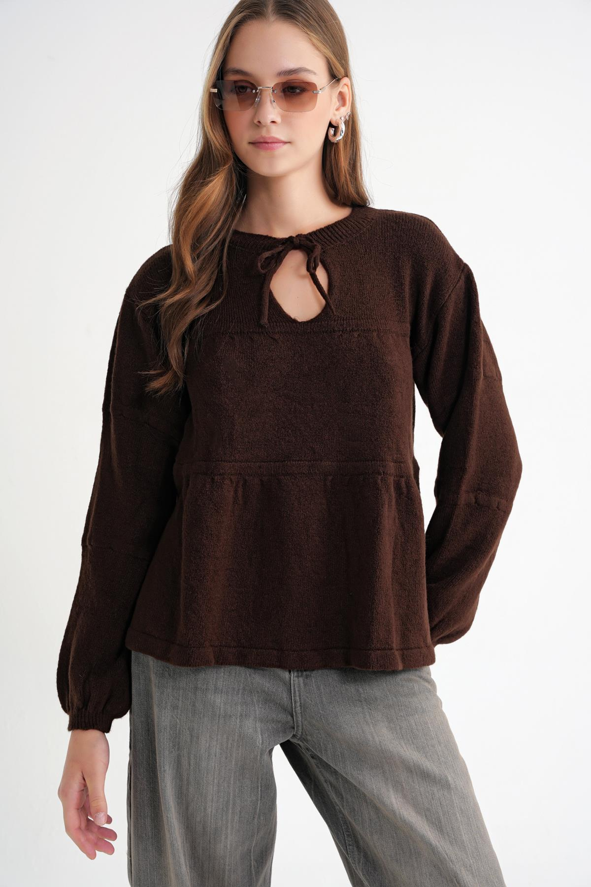 6950 Kadın Yakası Bağcıklı Pileli Triko Kazak Kahve
