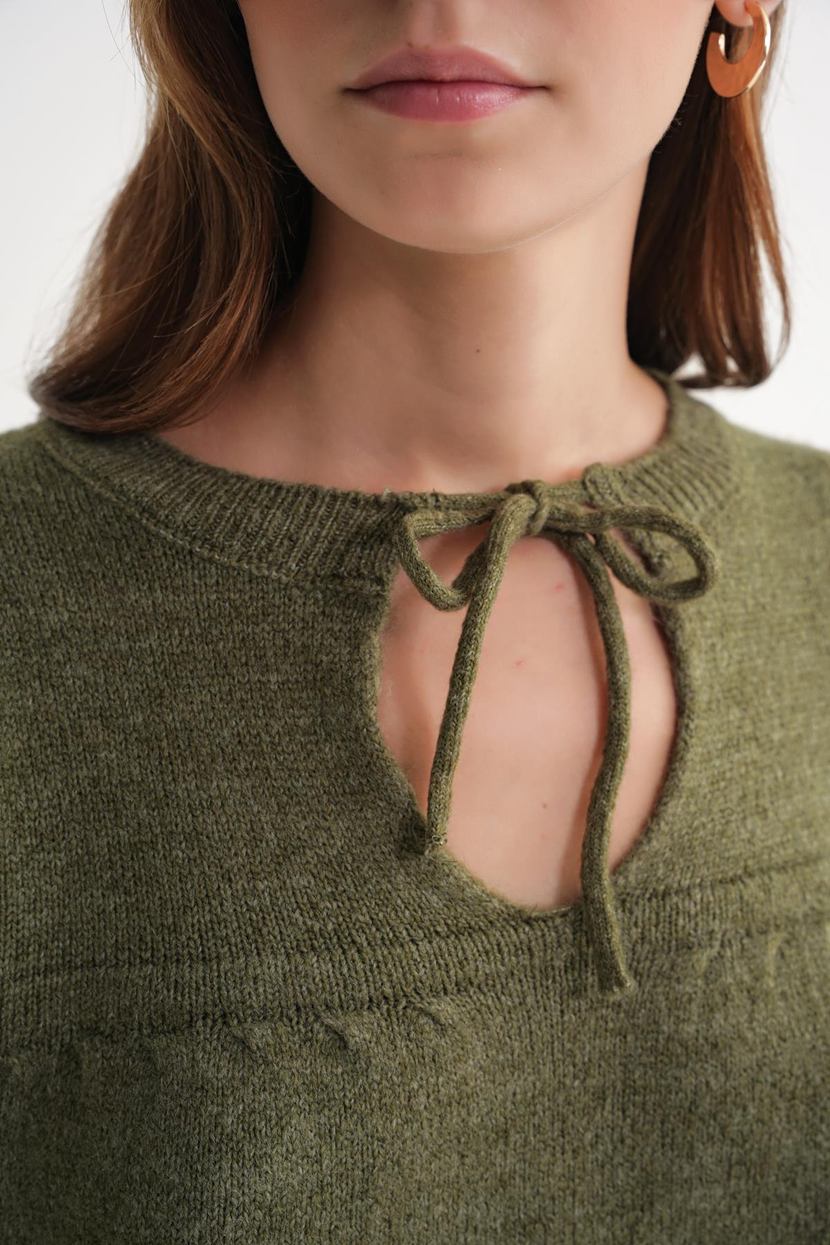 6950 Kadın Yakası Bağcıklı Pileli Triko Kazak Haki