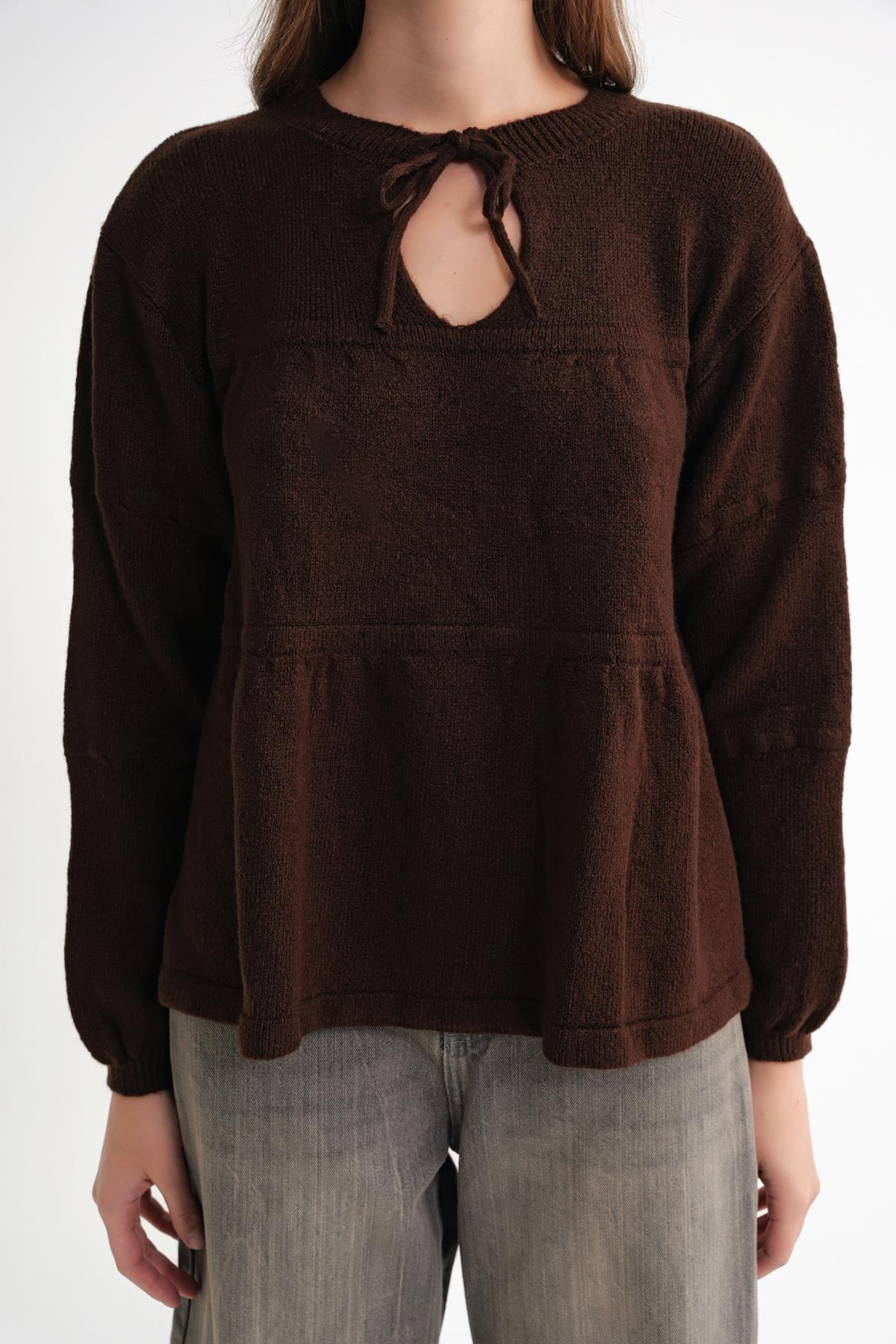 6950 Kadın Yakası Bağcıklı Pileli Triko Kazak Kahve