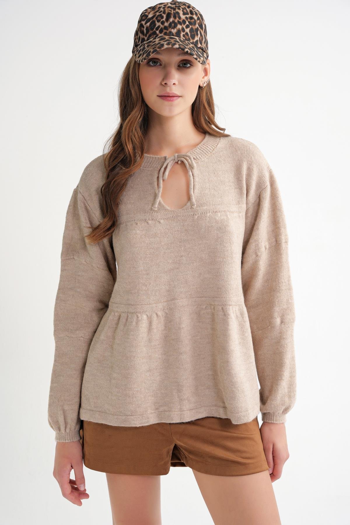 6950 Kadın Yakası Bağcıklı Pileli Triko Kazak Bej