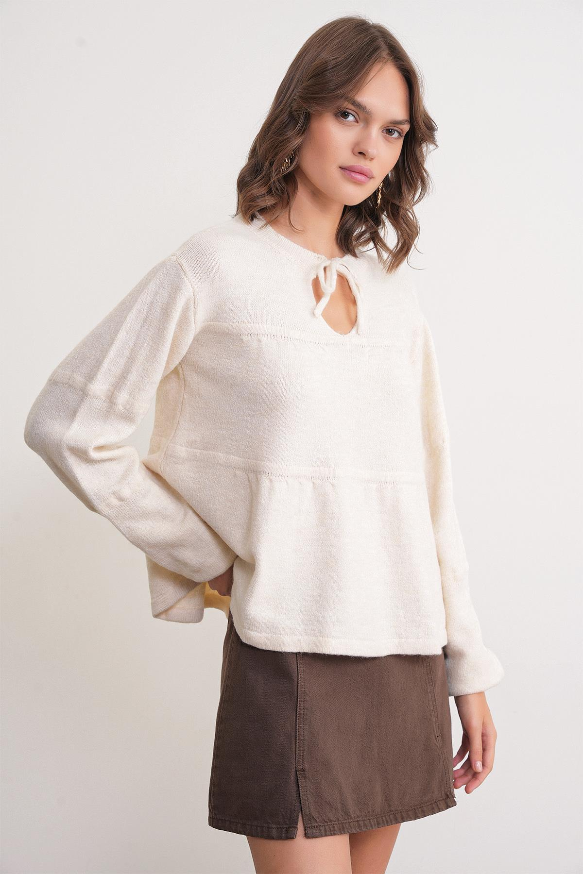 6950 Kadın Yakası Bağcıklı Pileli Triko Kazak Naturel