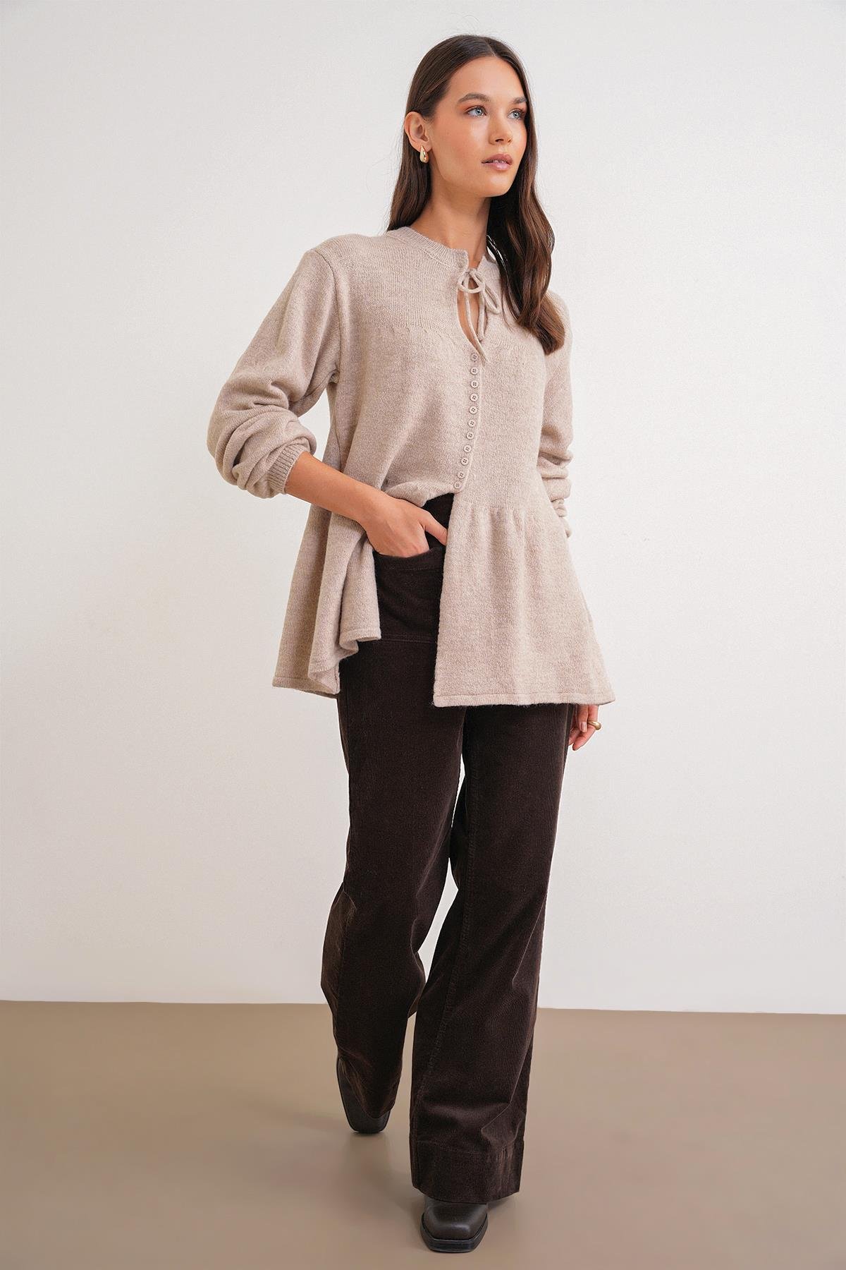 6952 Kadın Bağlamalı Düğme Detaylı Triko Kazak Bej