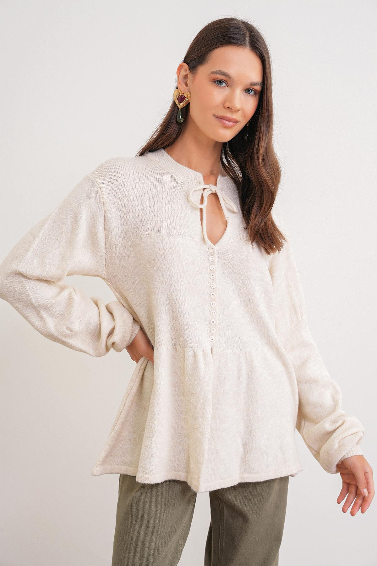6952 Kadın Bağlamalı Düğme Detaylı Triko Kazak Naturel