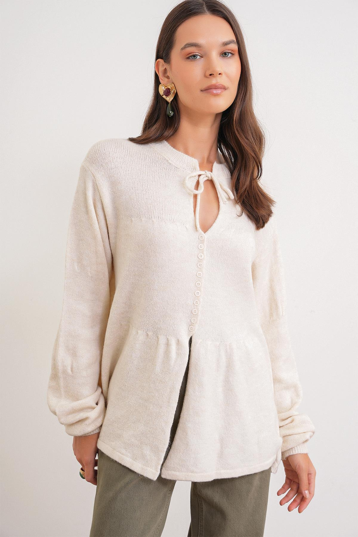 6952 Kadın Bağlamalı Düğme Detaylı Triko Kazak Naturel