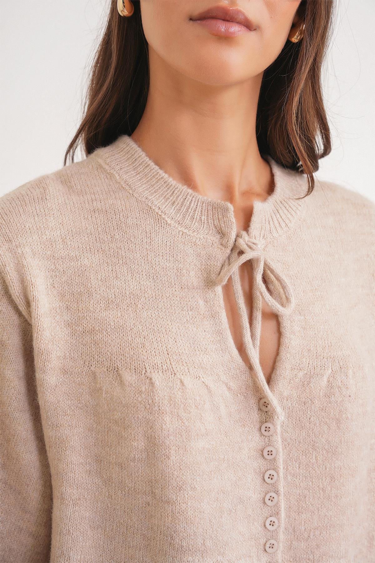 6952 Kadın Bağlamalı Düğme Detaylı Triko Kazak Bej