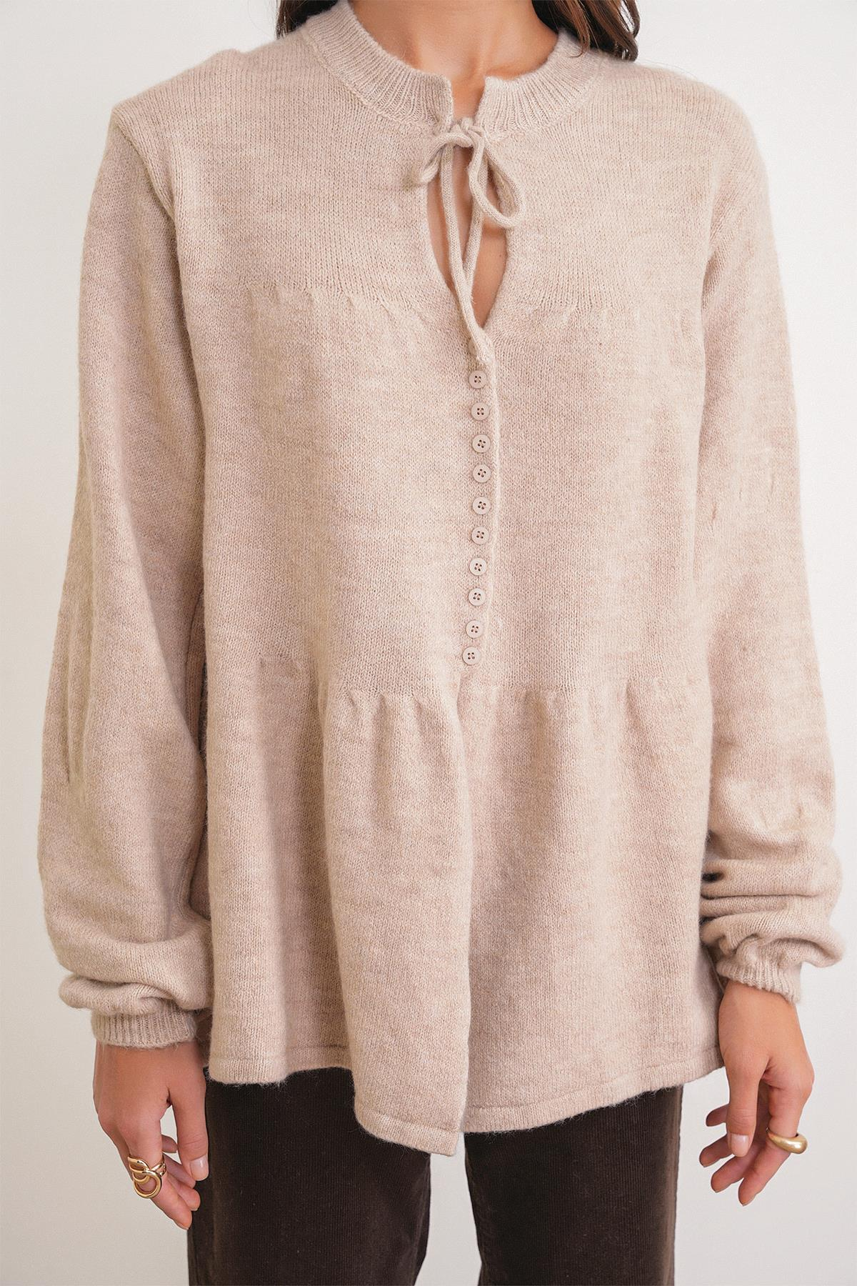 6952 Kadın Bağlamalı Düğme Detaylı Triko Kazak Bej